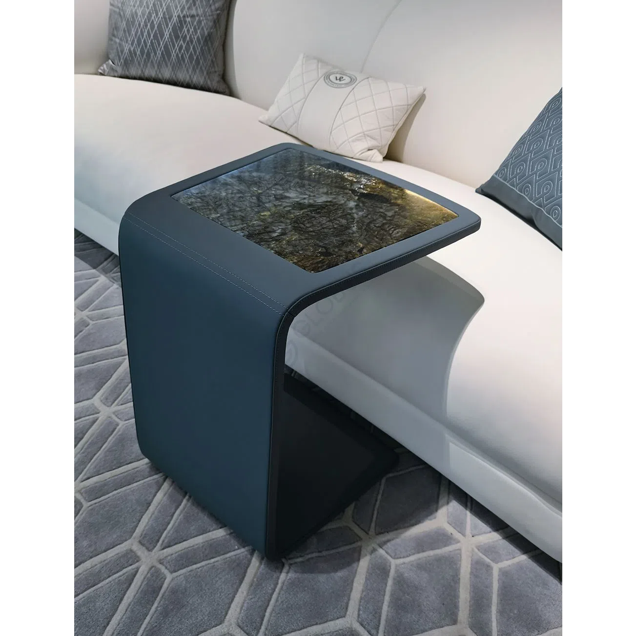 Угловой столик Fiqrini