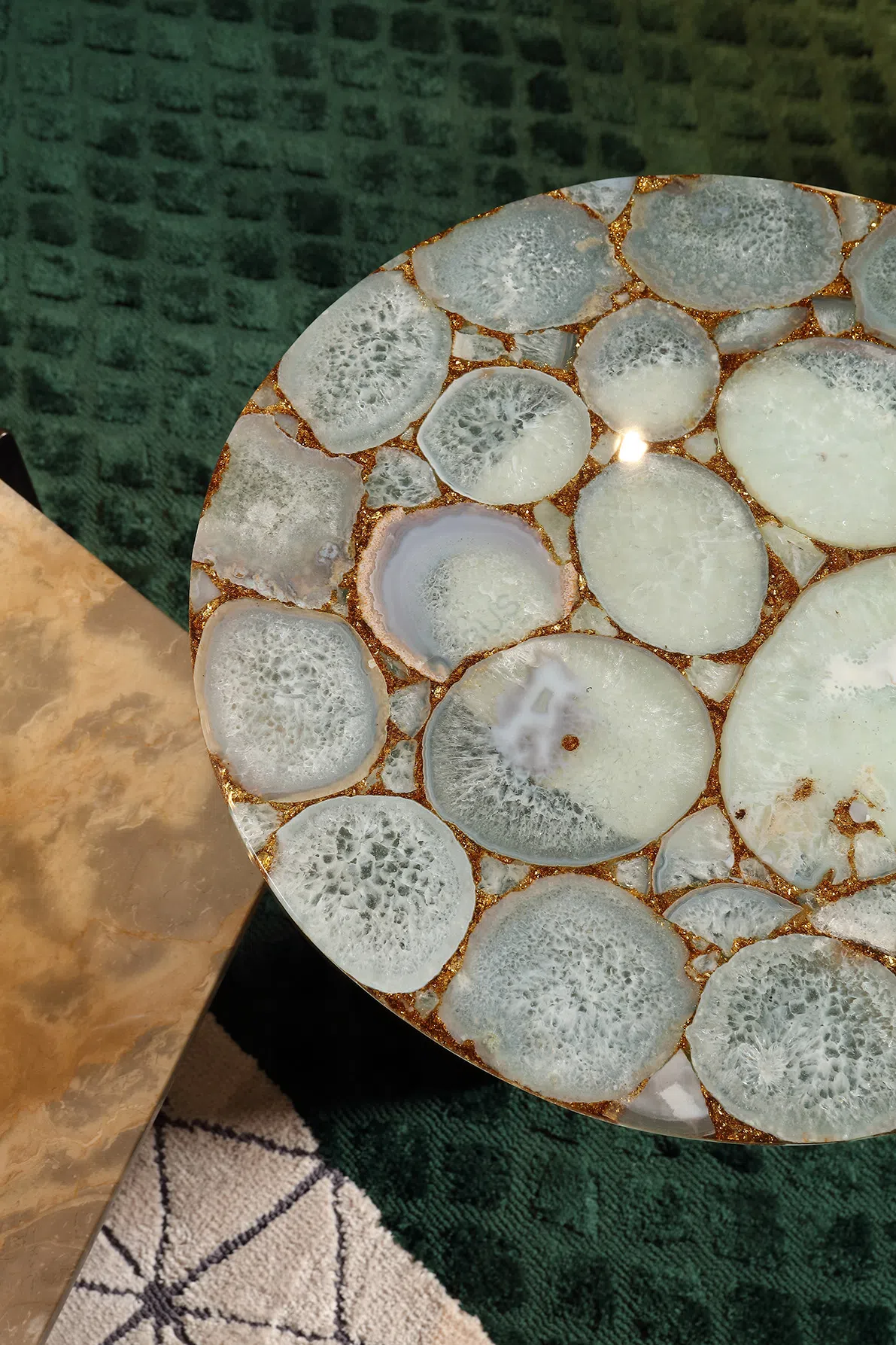 Угловой столик Ostita