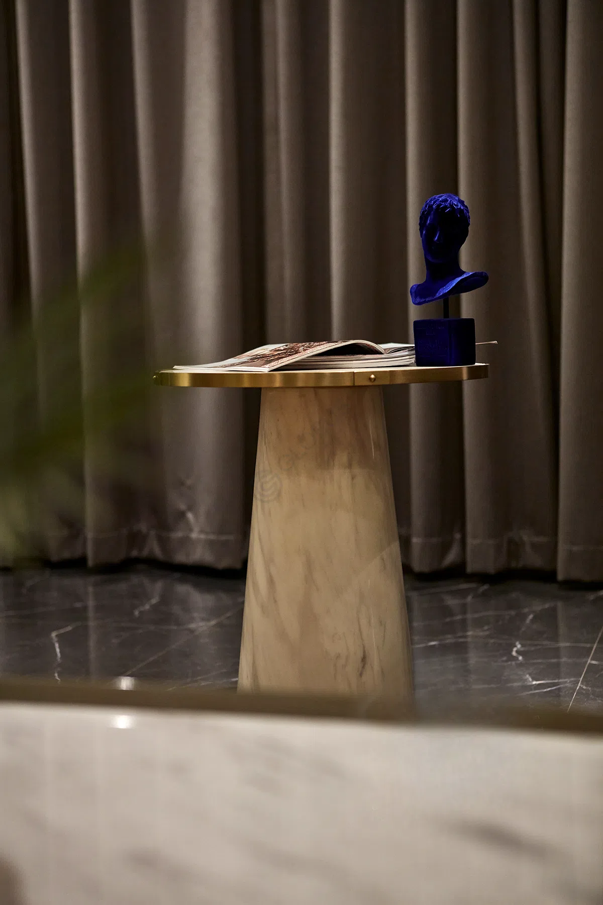 Угловой столик Quadrumane