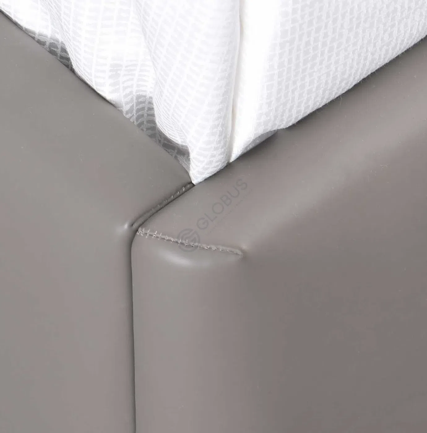 Кровать POLTRONA FRAU Coupe De Luxe