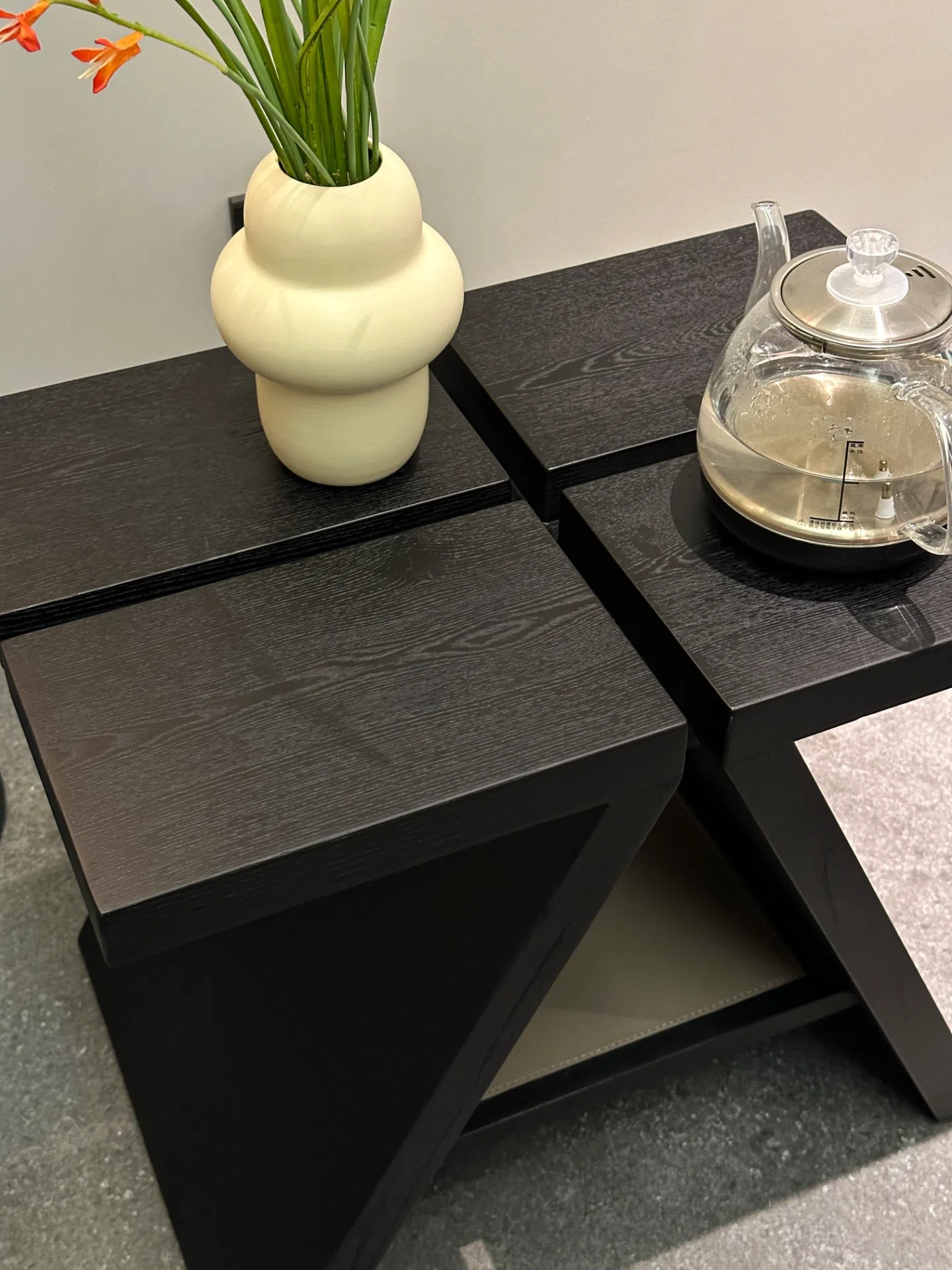 Угловой столик FOGIA Supersolid Object 1