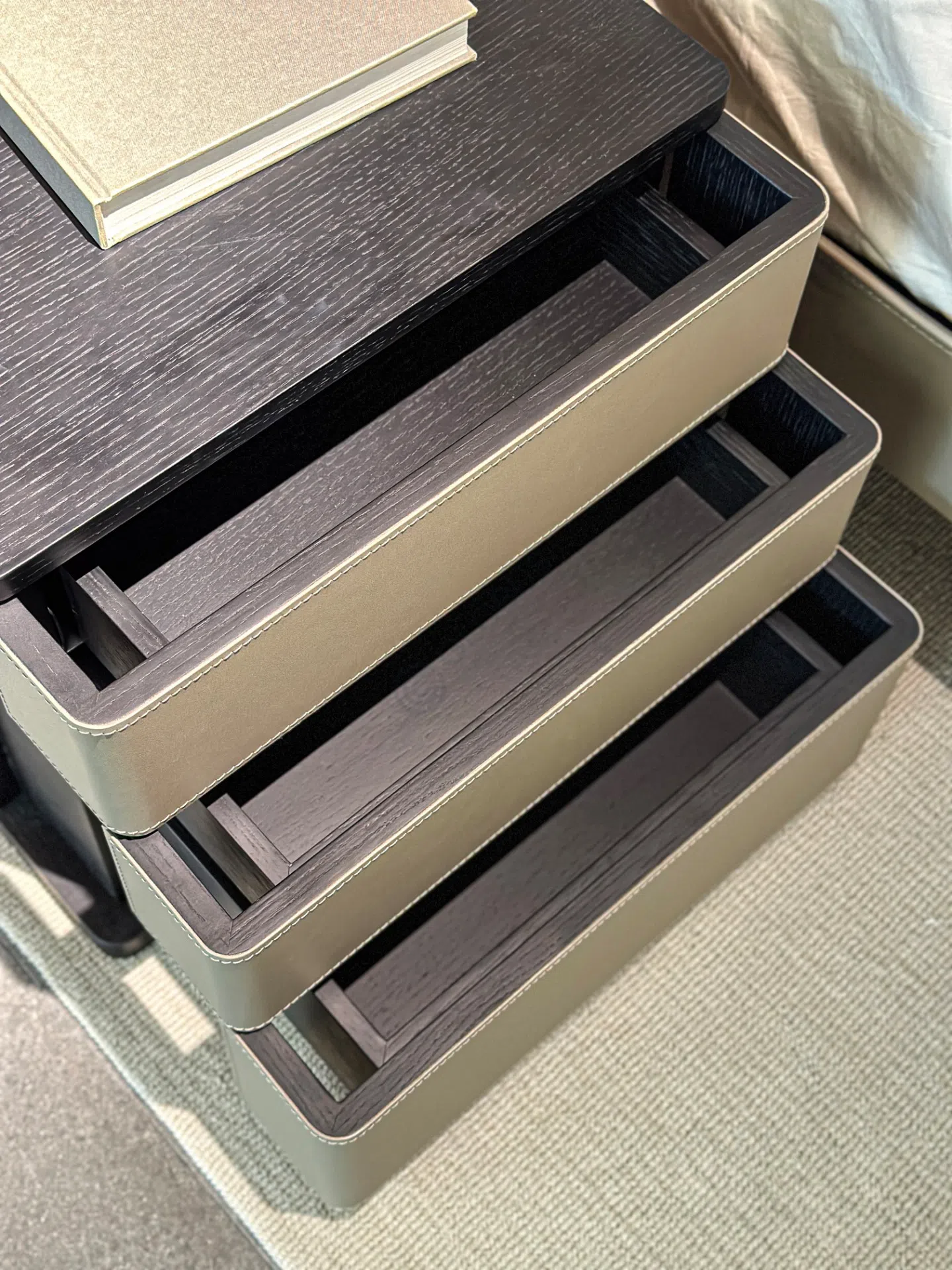 Прикроватная тумба POLTRONA FRAU Fidelio Notte