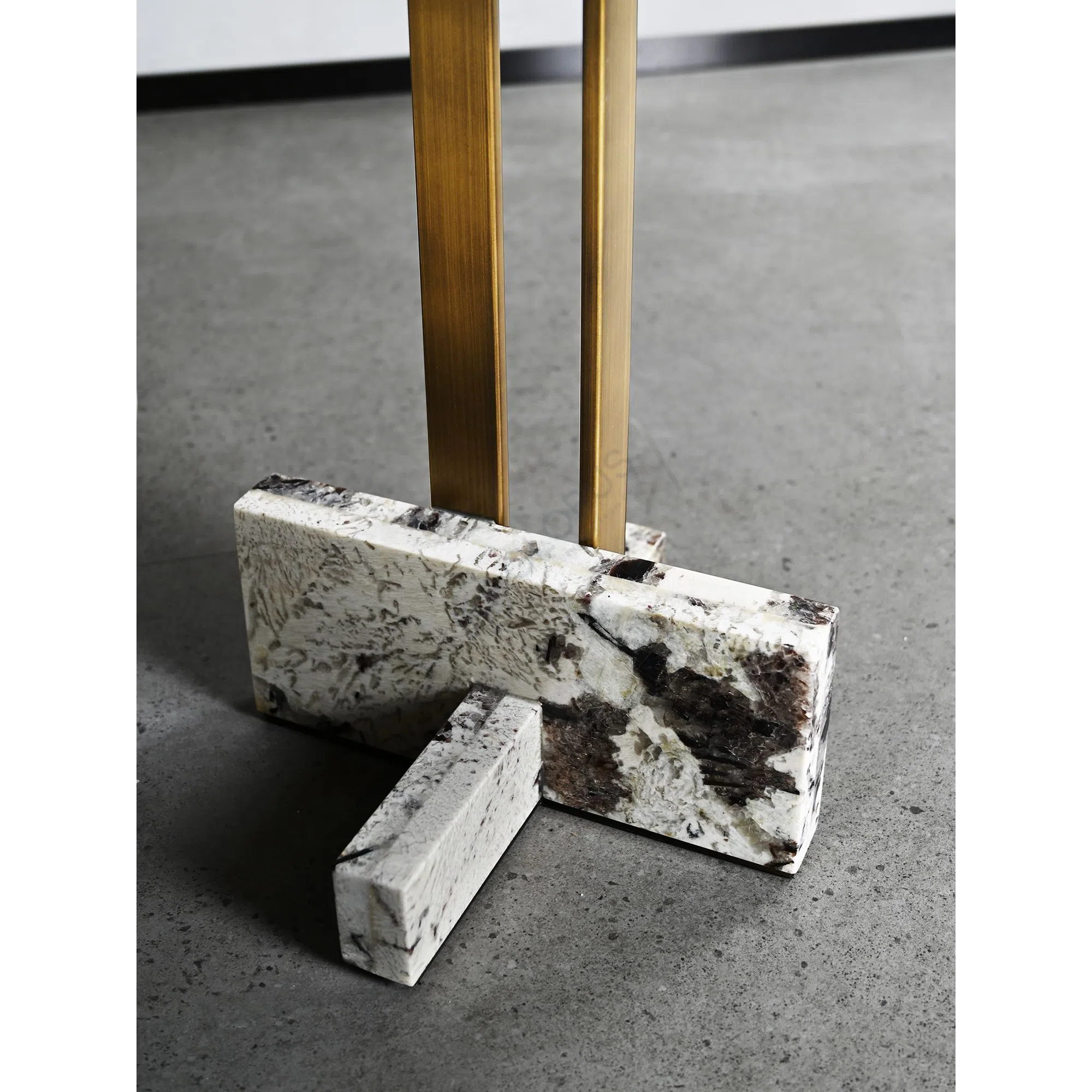 Угловой столик Lucretius