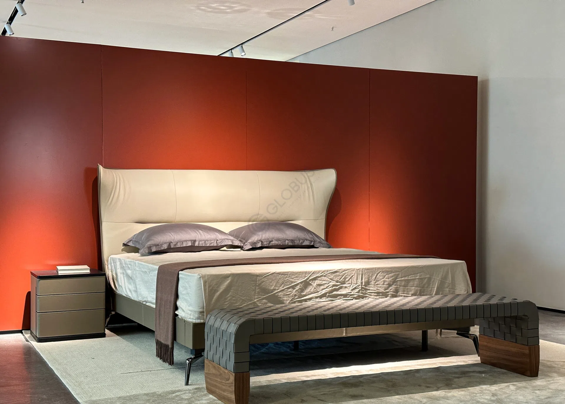 Кровать POLTRONA FRAU Mamy Blue