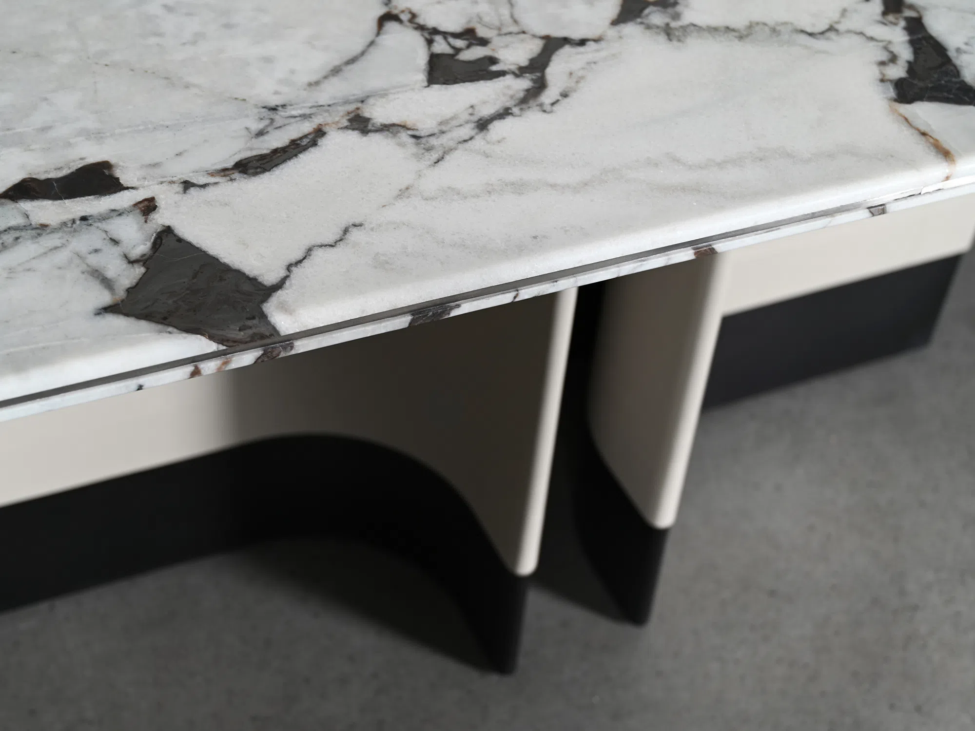 Обеденный стол HESSENTIA Adone