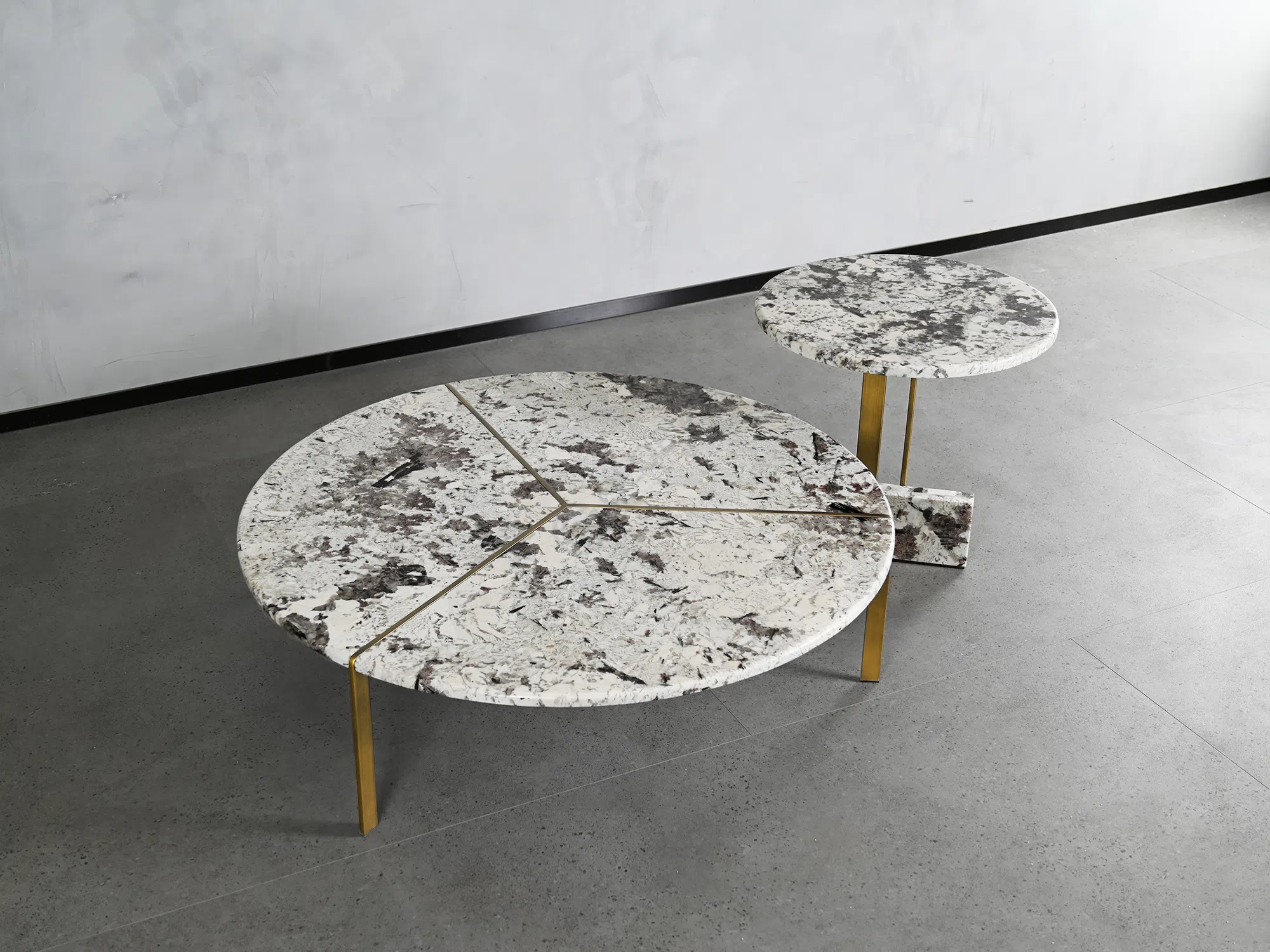 Угловой столик Lucretius