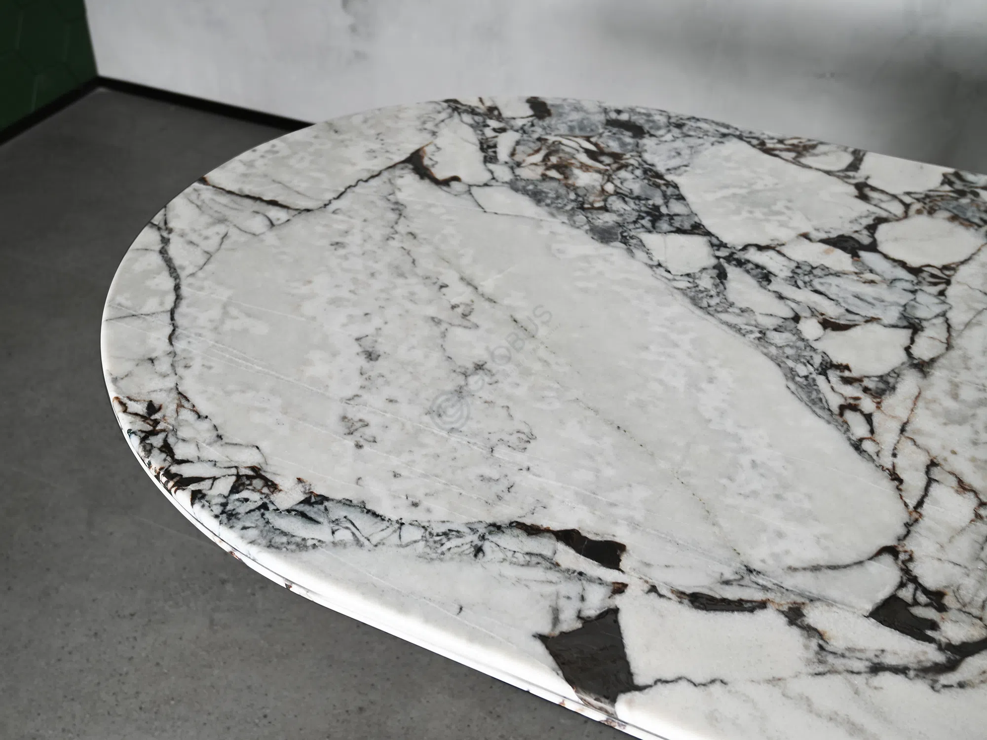 Обеденный стол HESSENTIA Adone