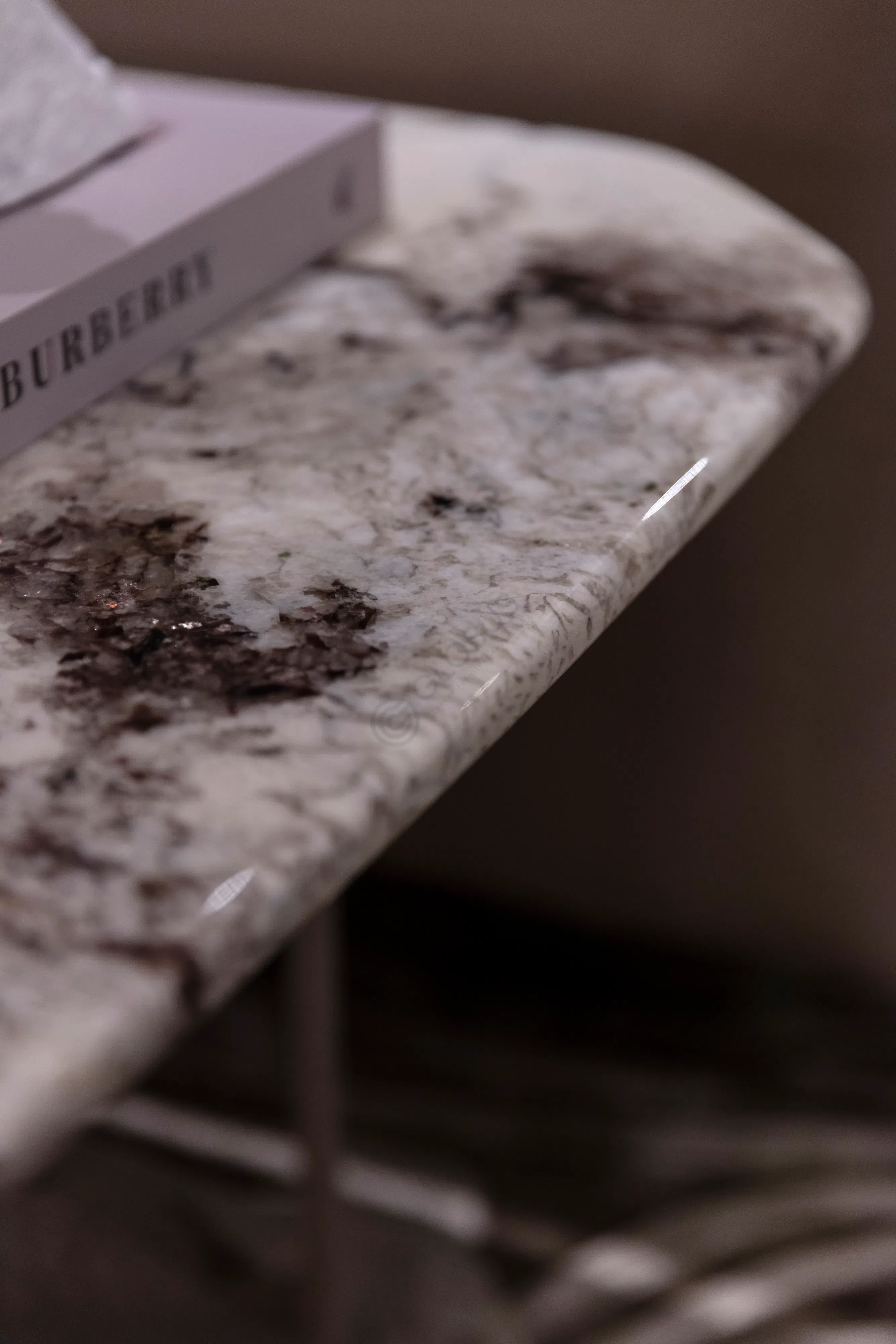 Угловой столик Licuccio