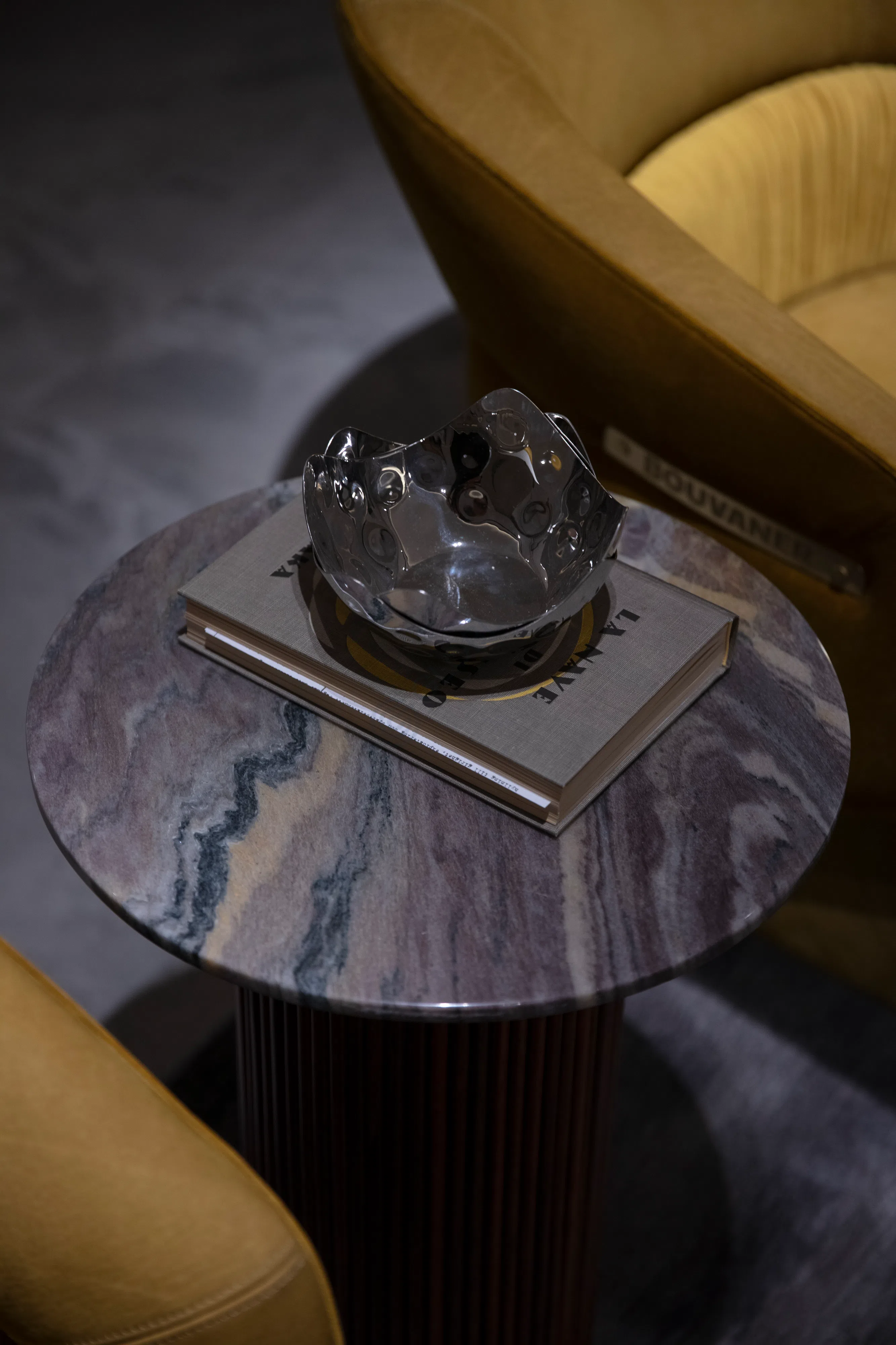 Угловой столик Lemma