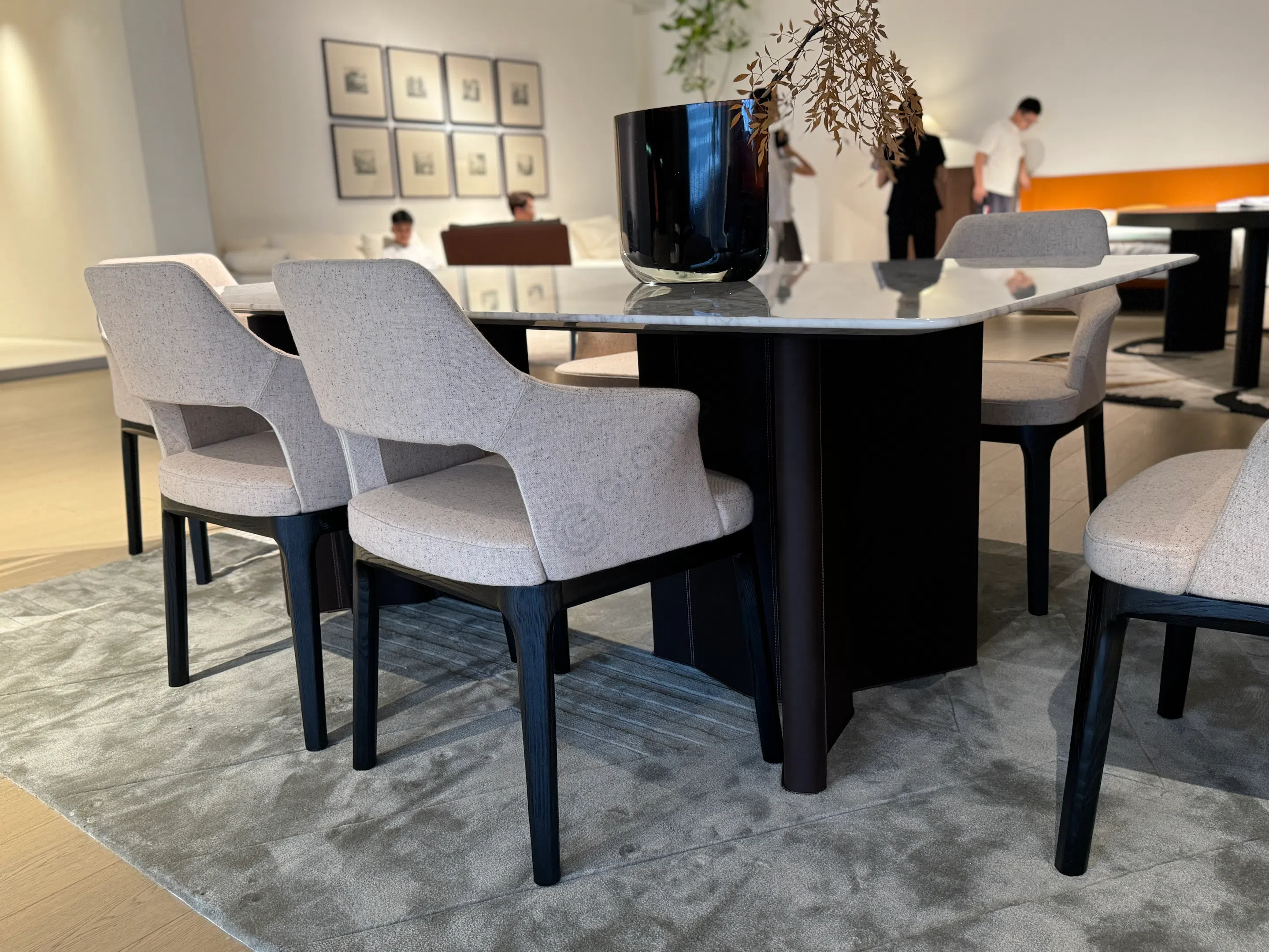 Обеденный стол Belatia