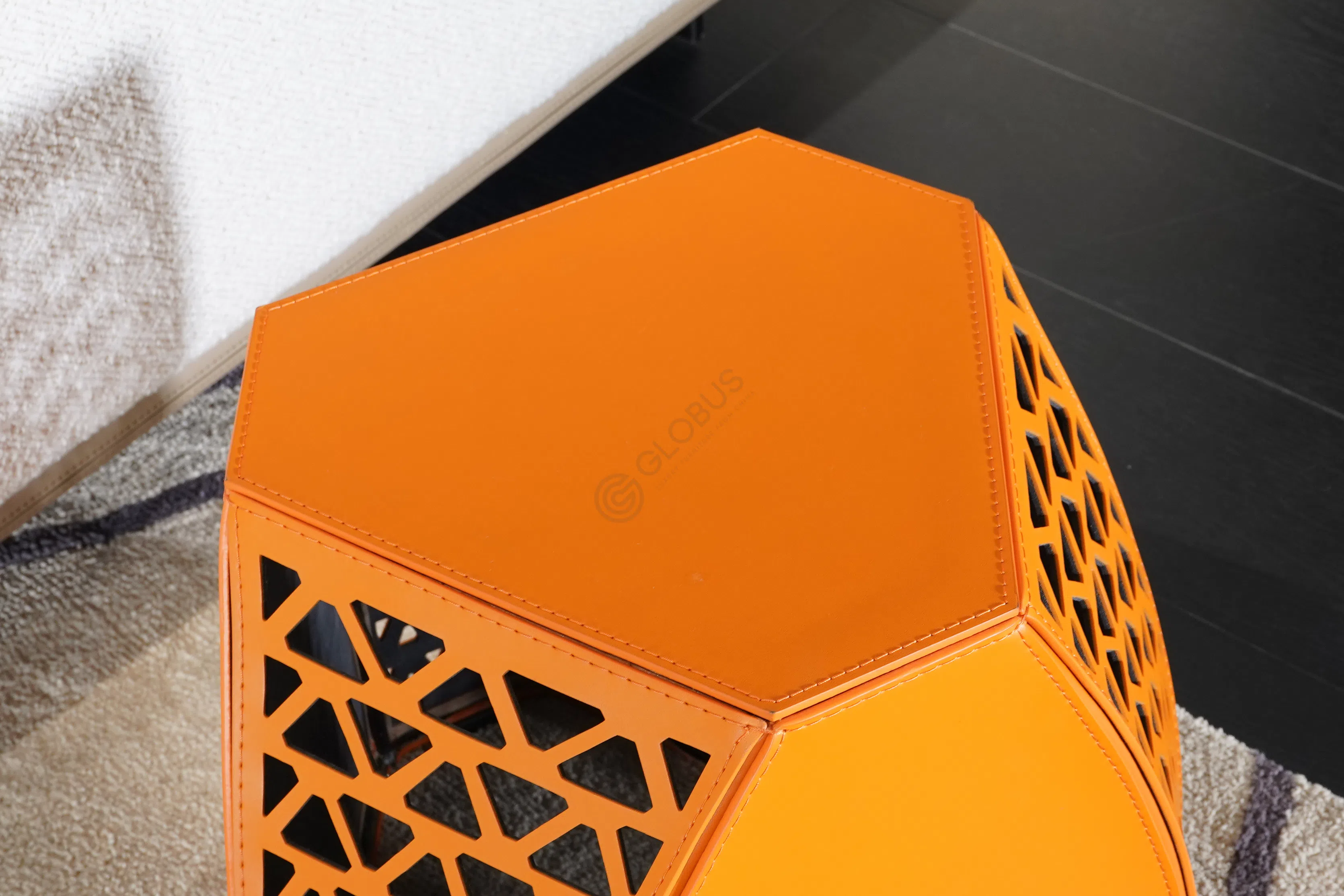 Угловой столик POLTRONA FRAU Hudson