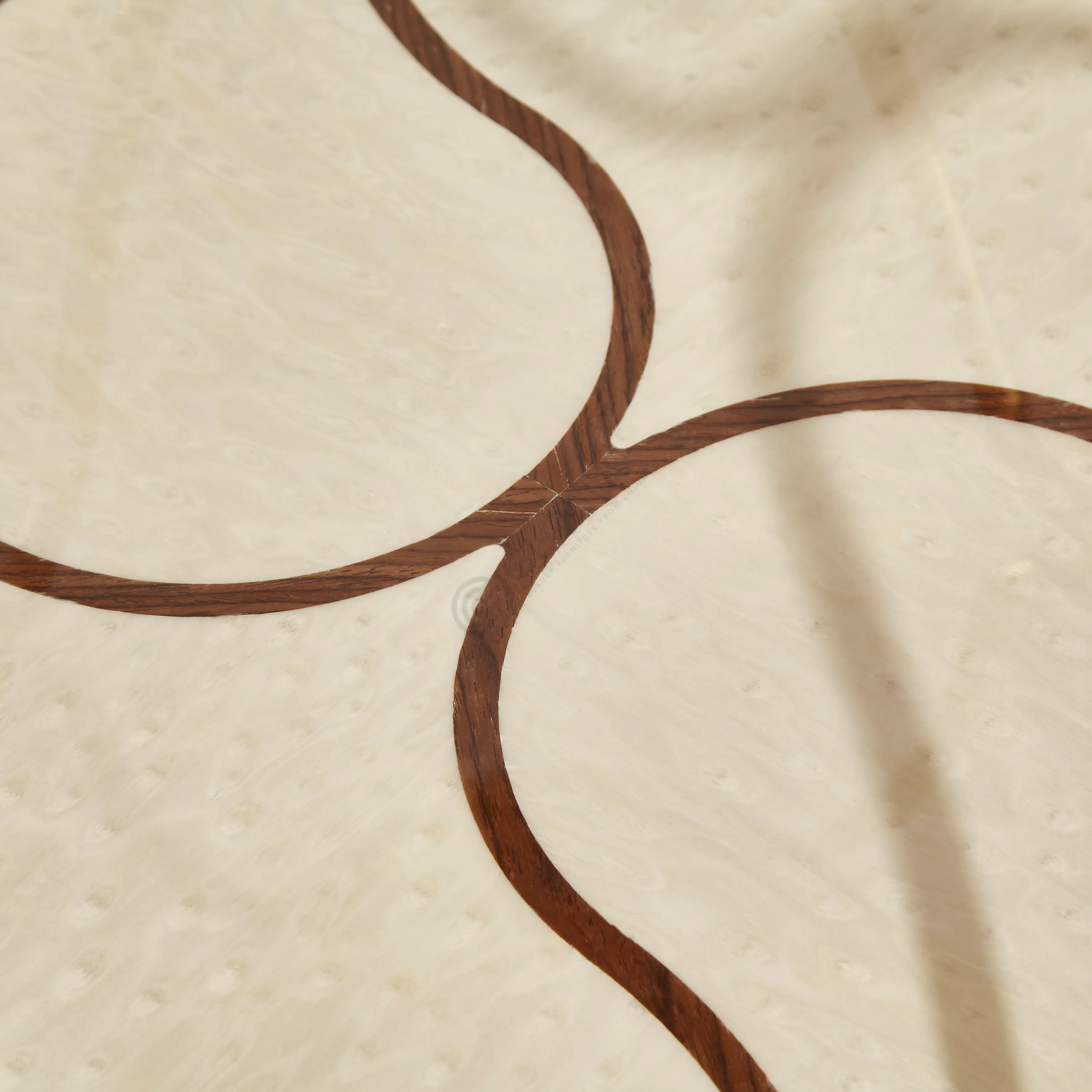 Угловой столик Henilia