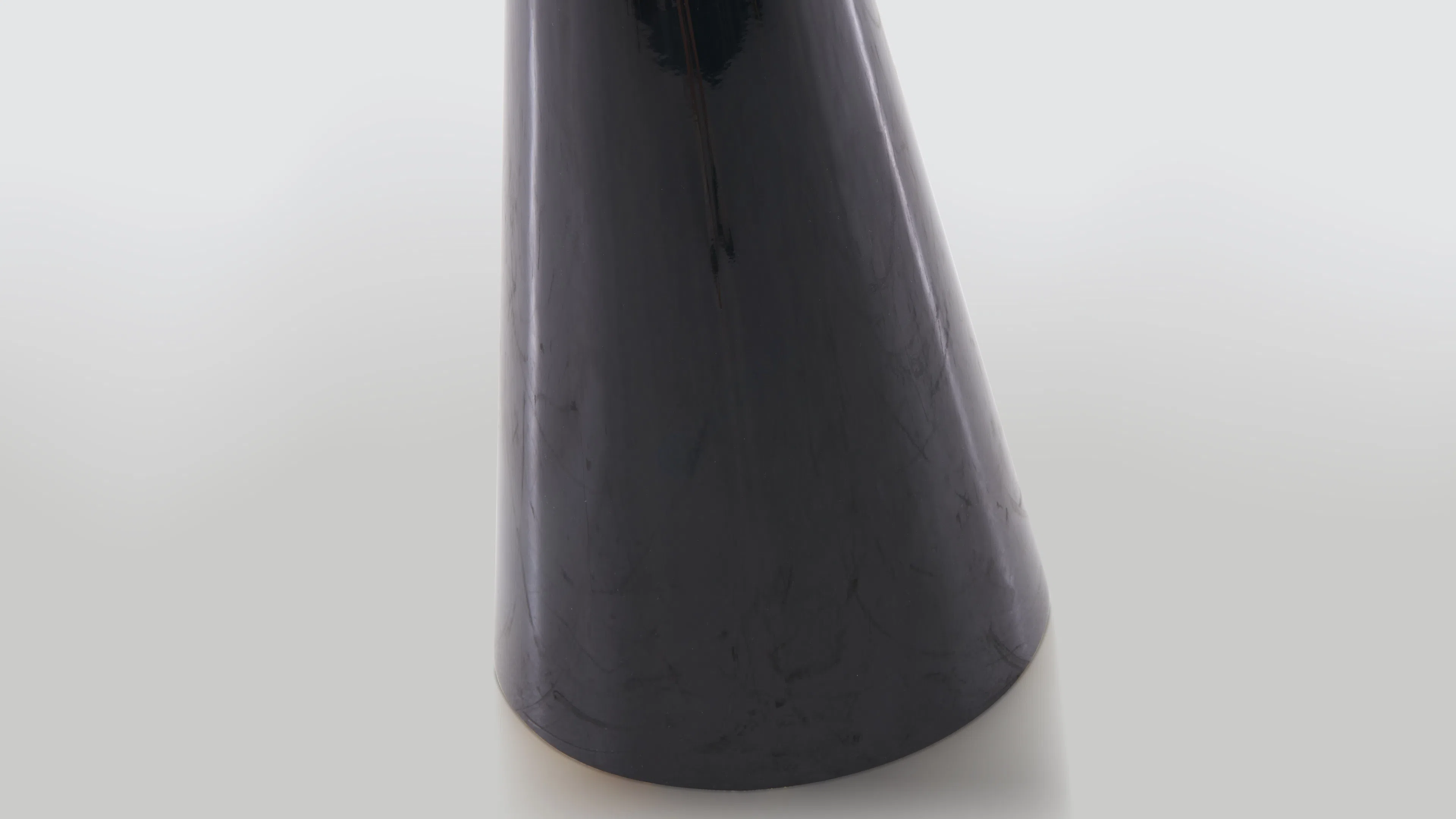 Угловой столик Xyleria