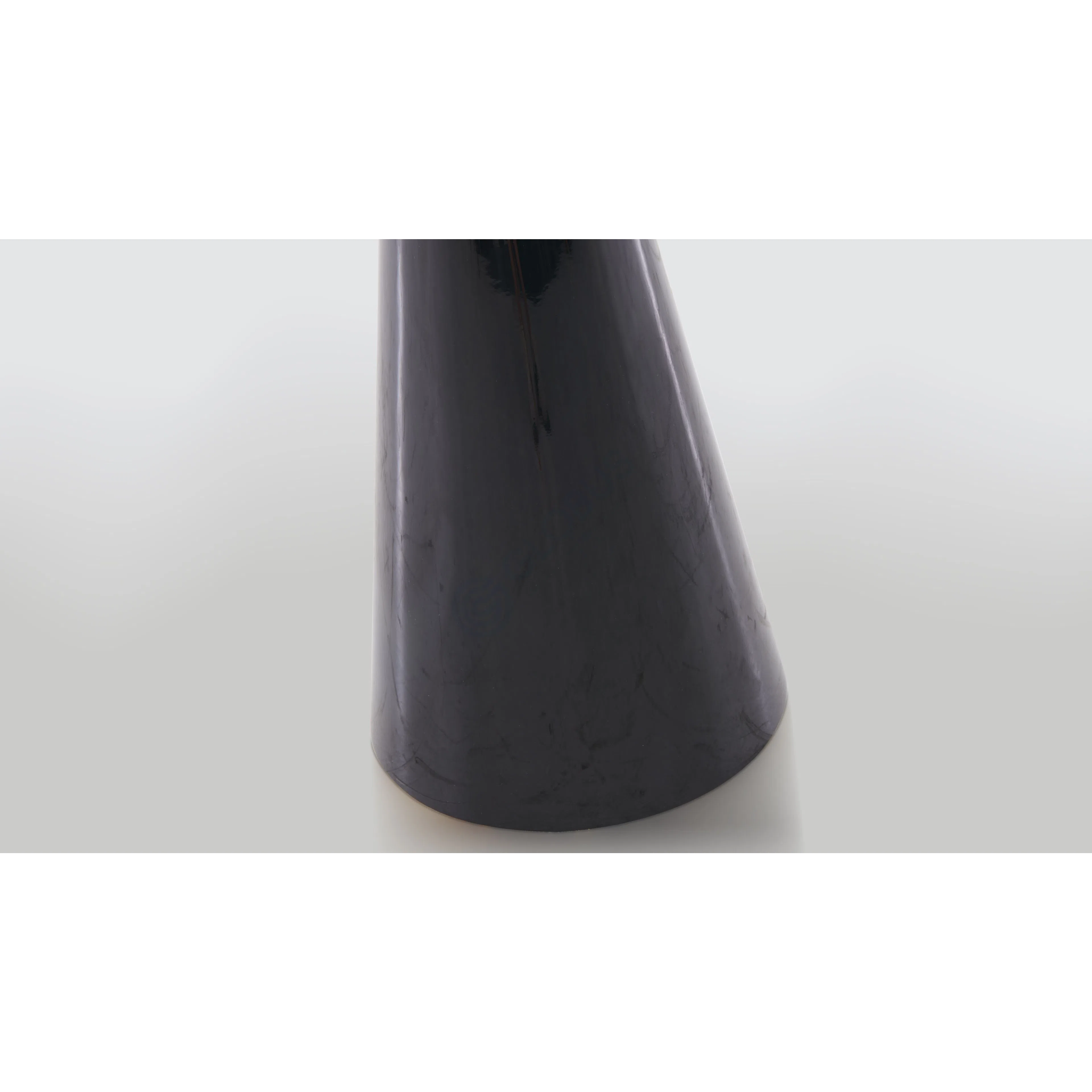 Угловой столик Xyleria