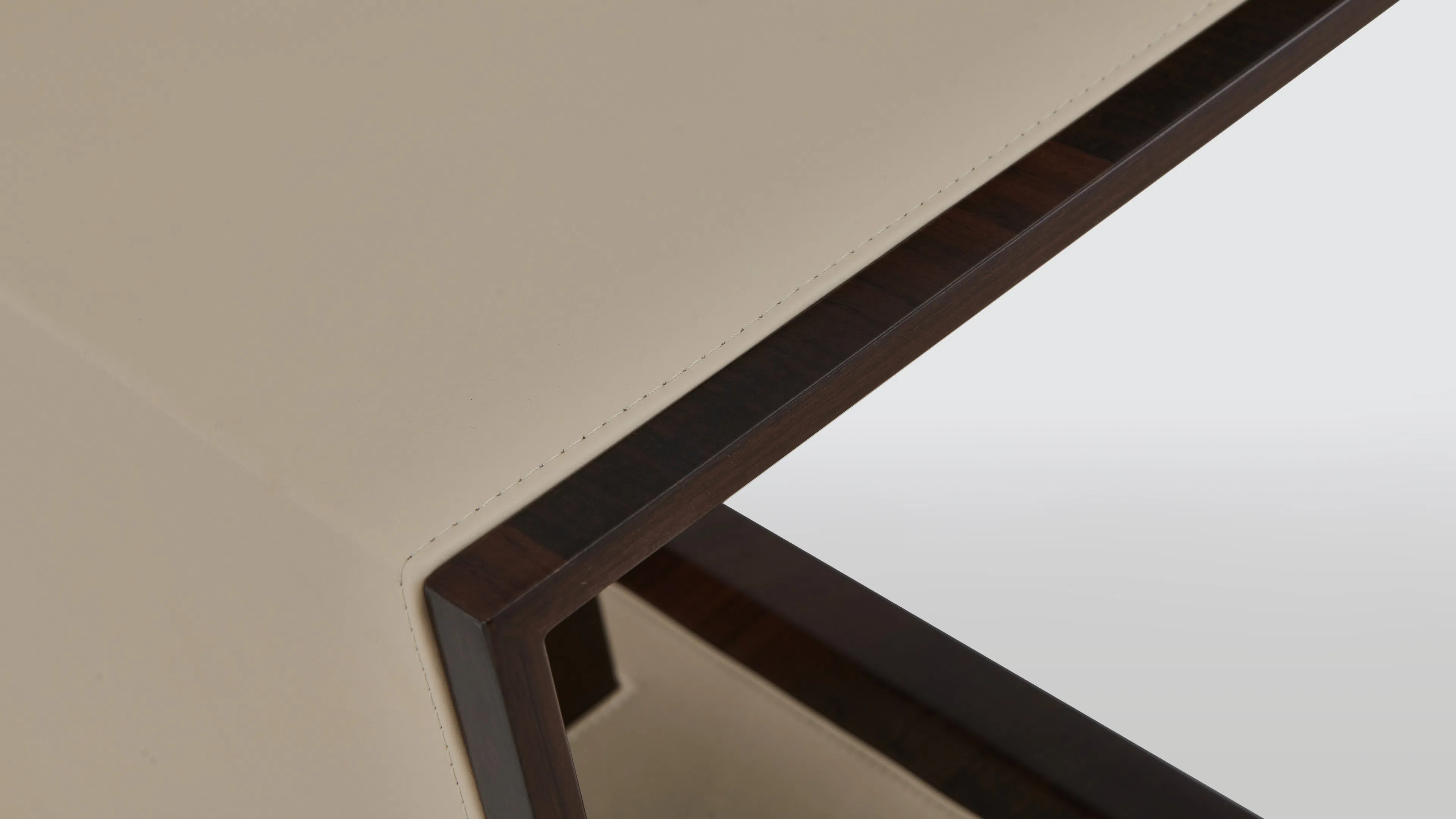 Угловой столик VISIONNAIRE Auryn