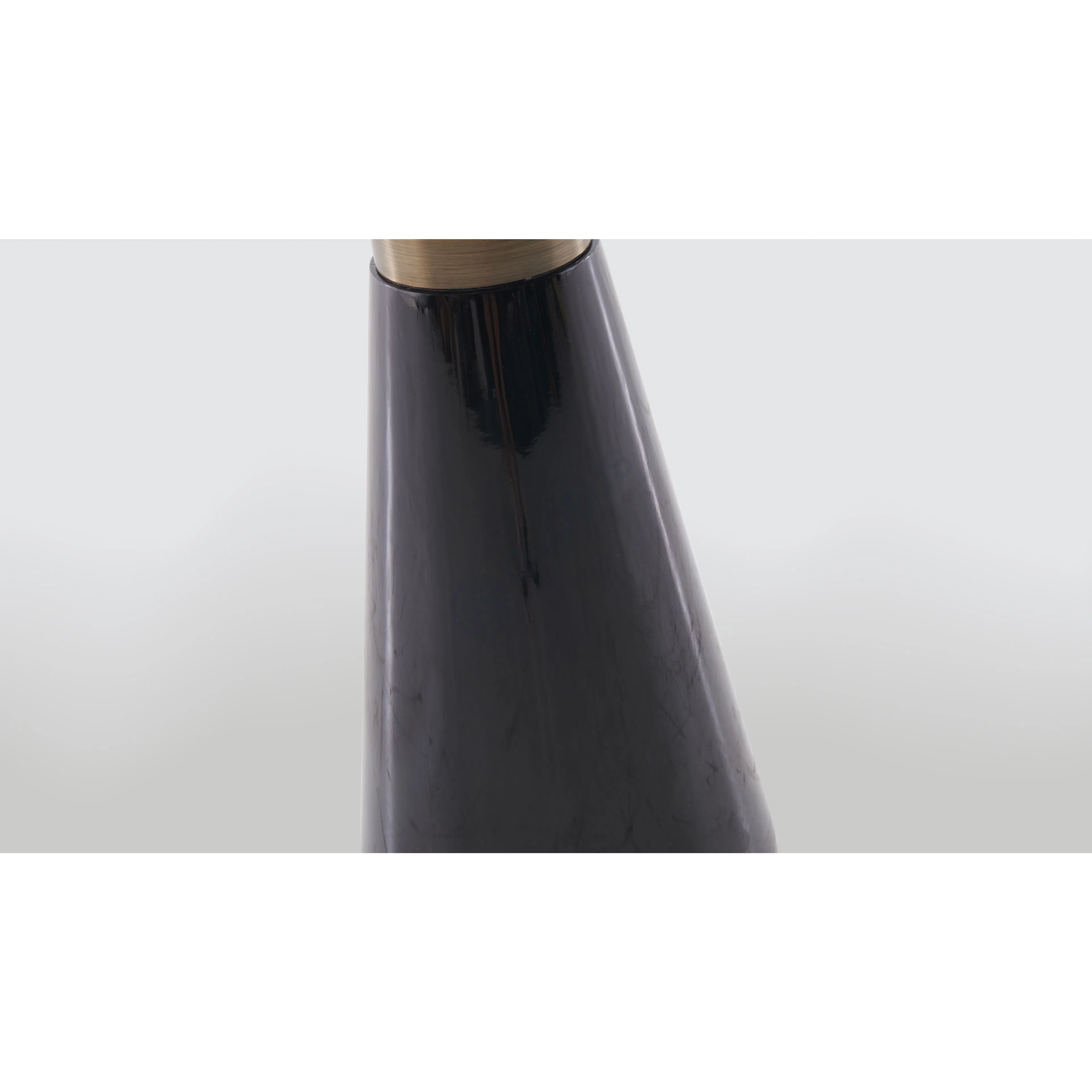 Угловой столик Xyleria