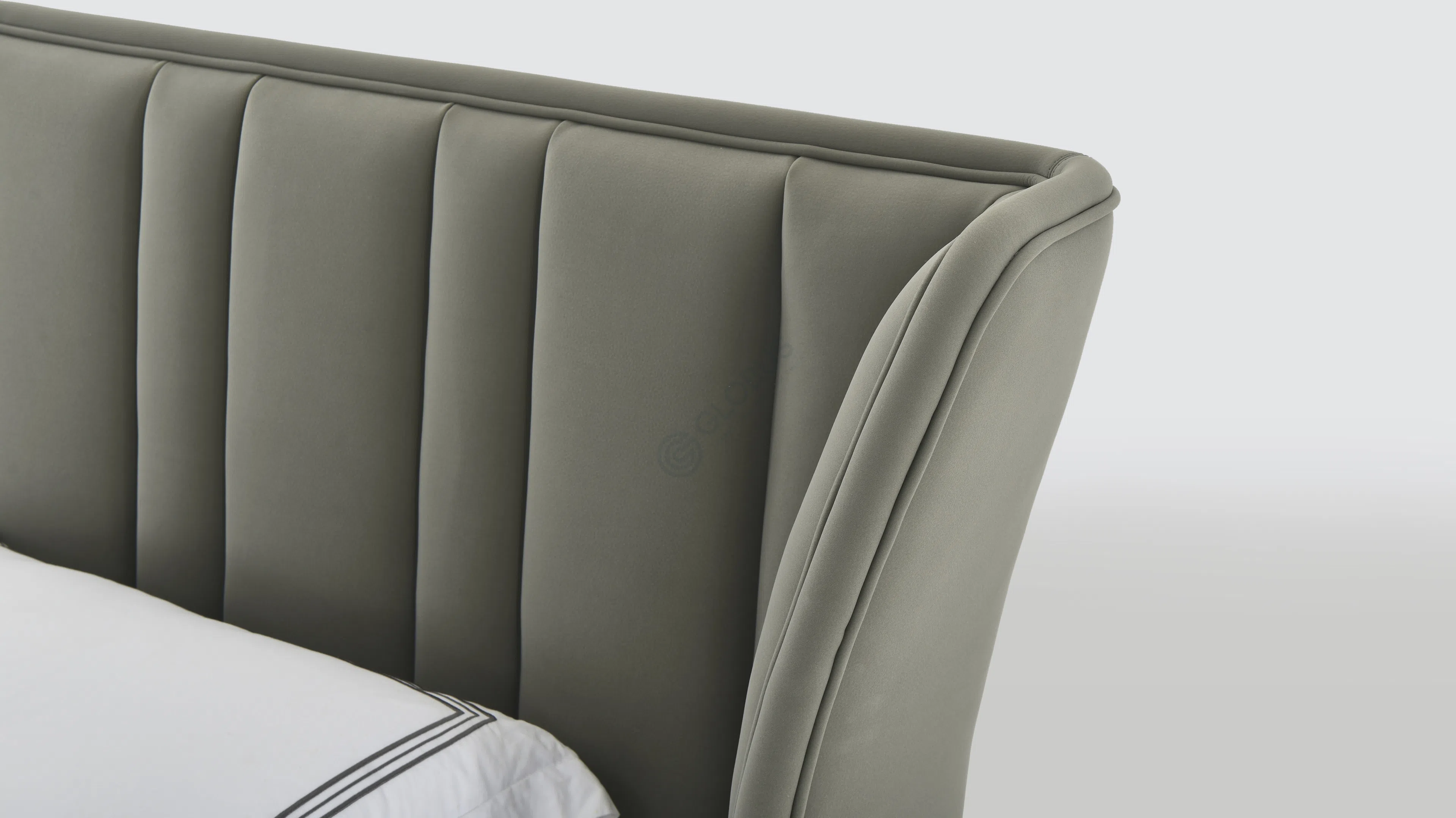 Кровать POLTRONA FRAU Lola Darling