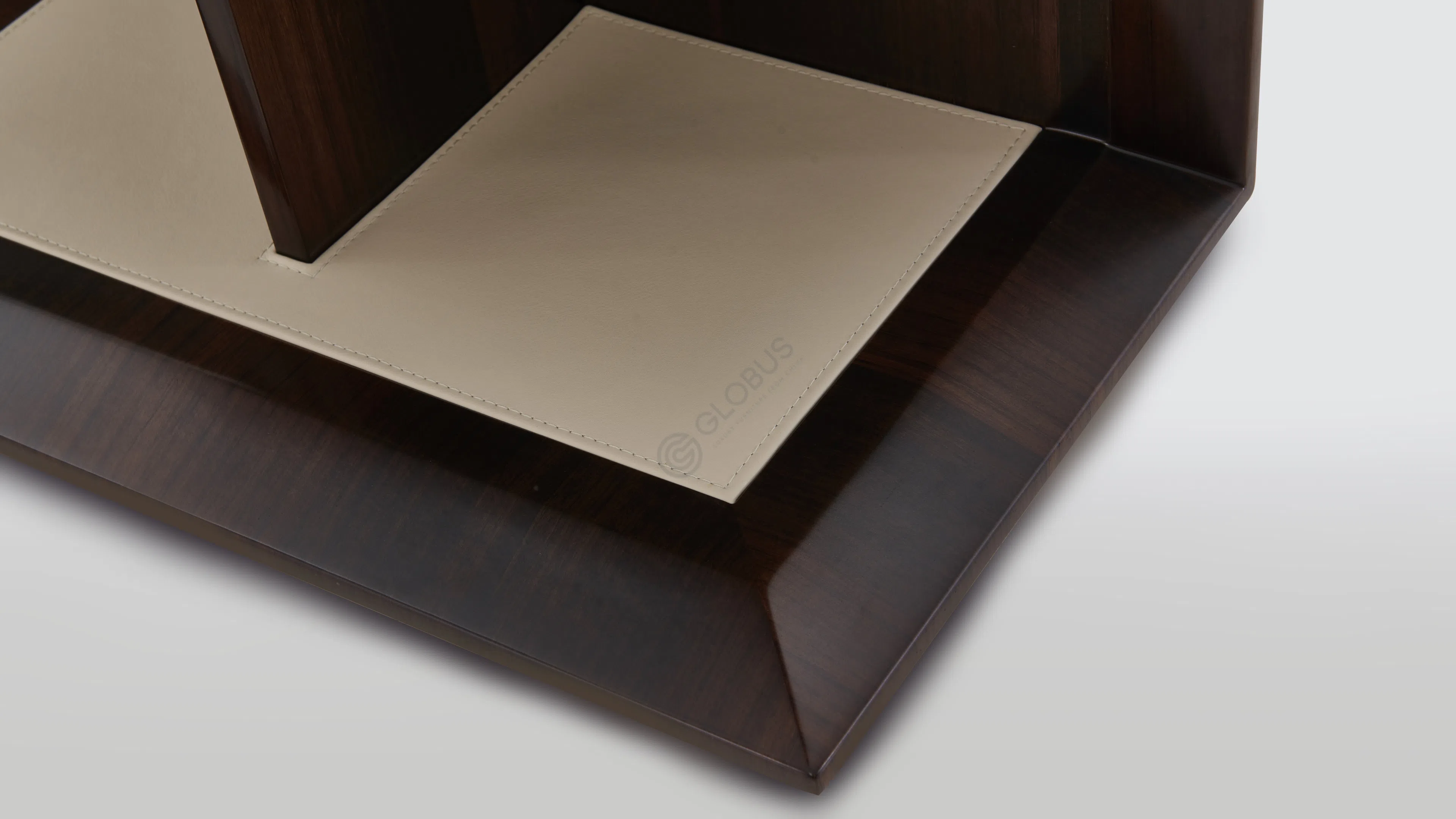 Угловой столик VISIONNAIRE Auryn