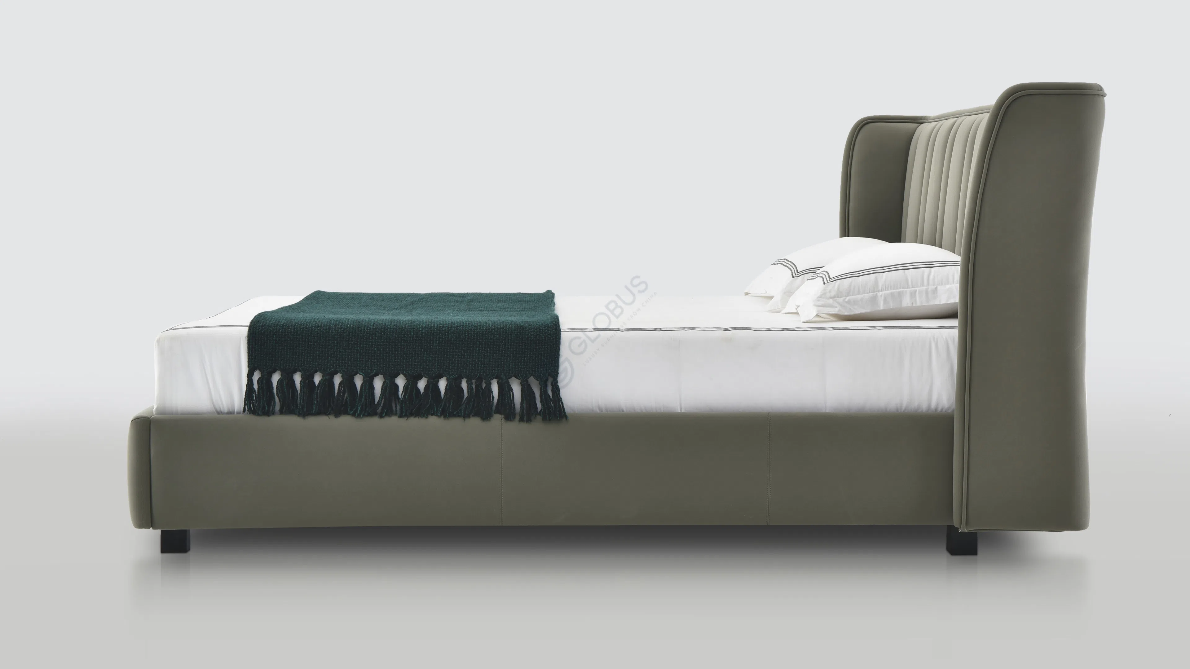 Кровать POLTRONA FRAU Lola Darling