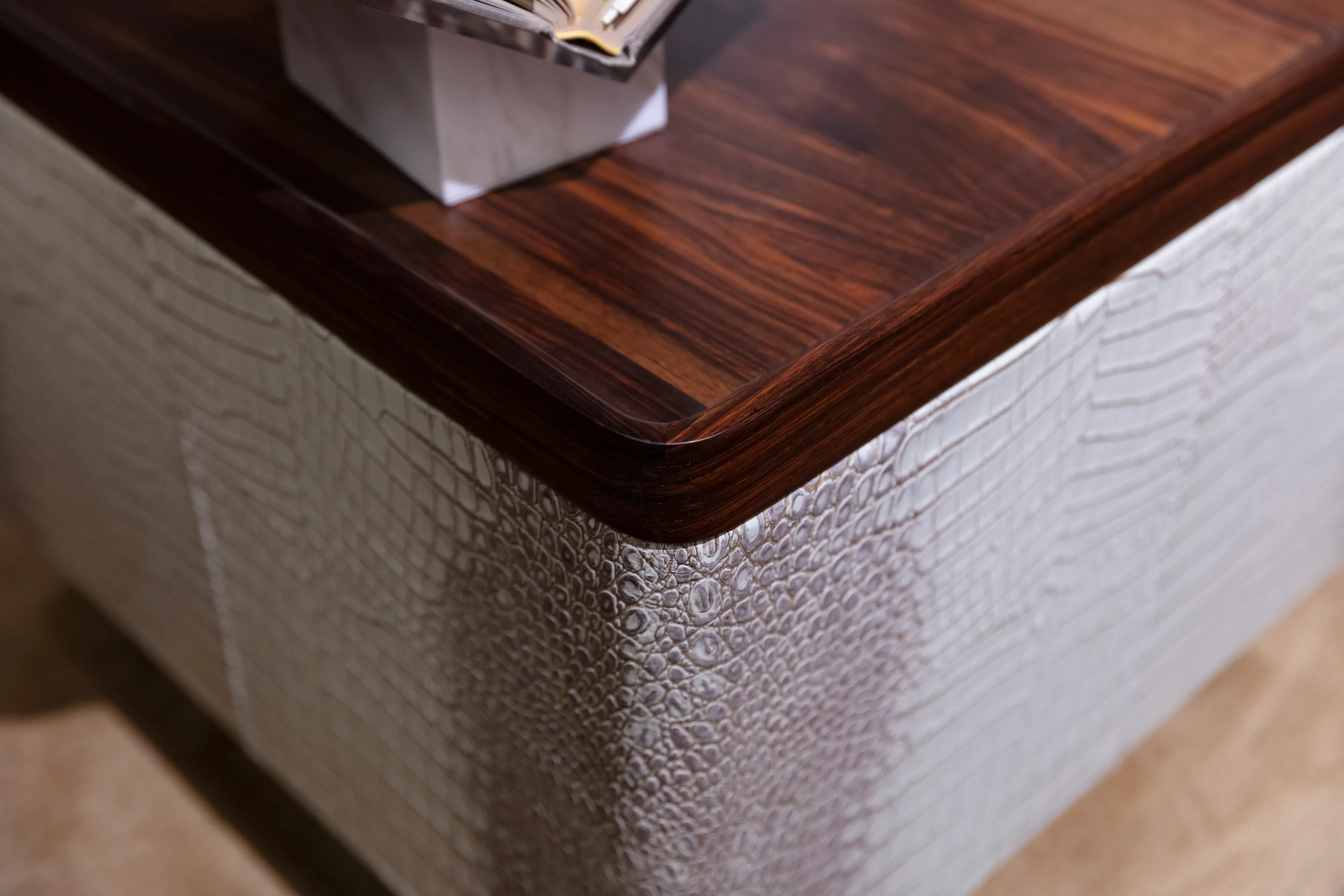 Угловой столик Hesperos