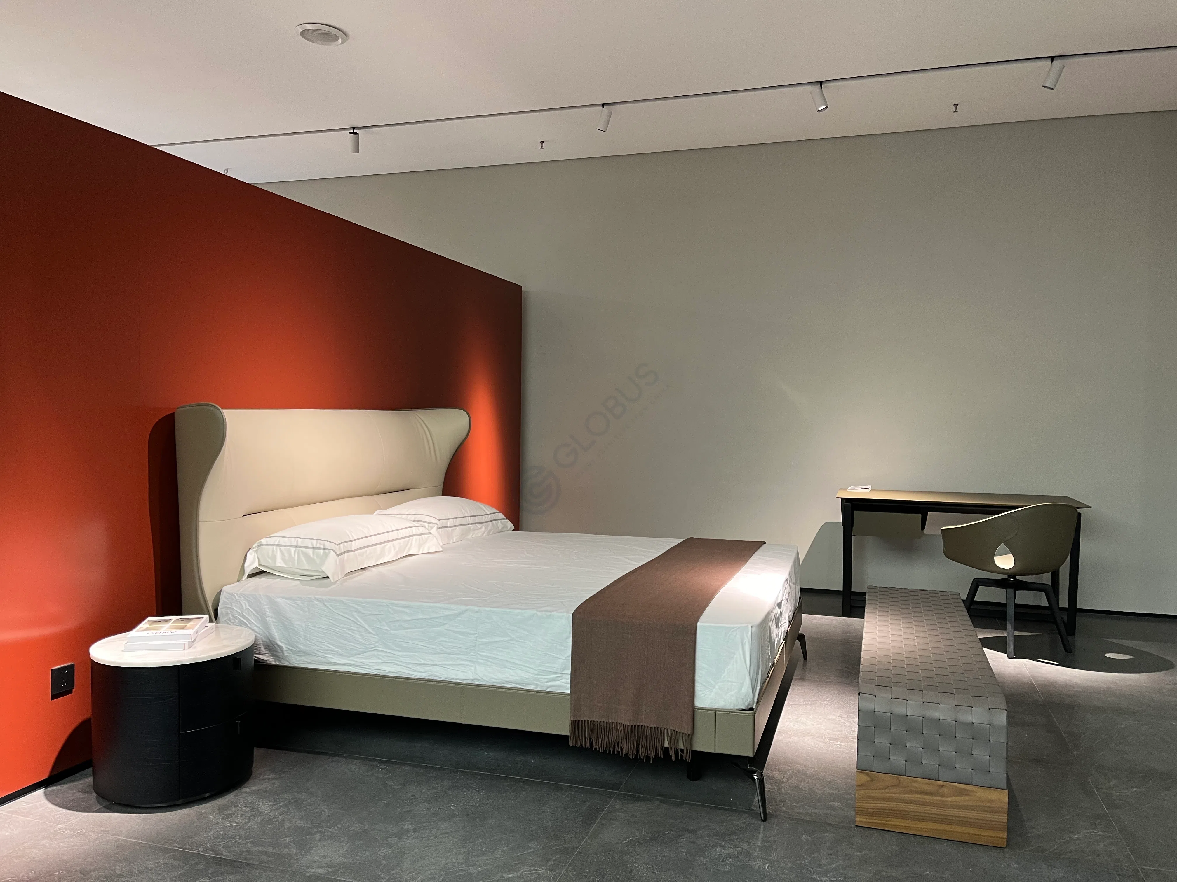 Кровать POLTRONA FRAU Mamy Blue