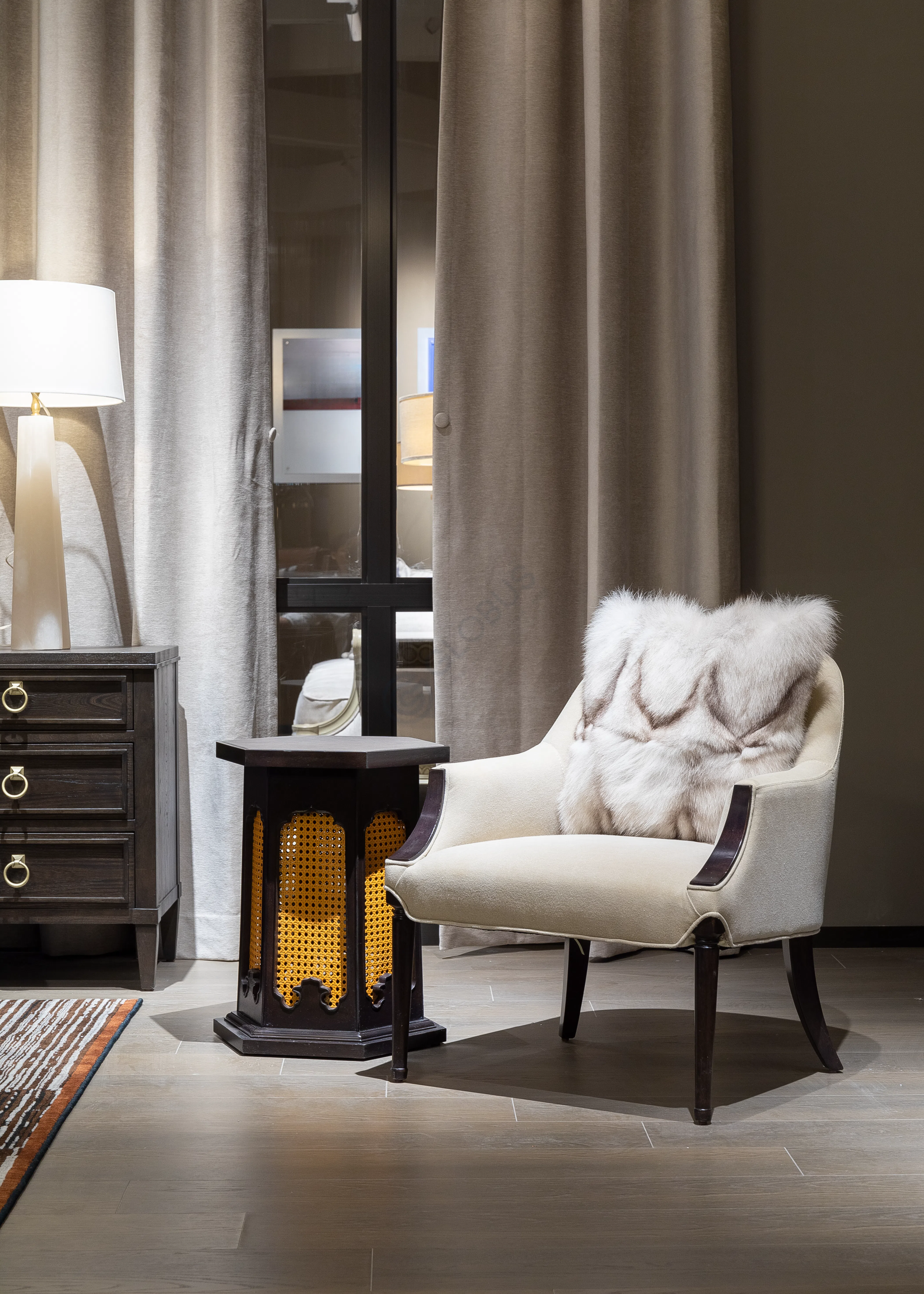 Угловой столик THEODORE ALEXANDER Catherine