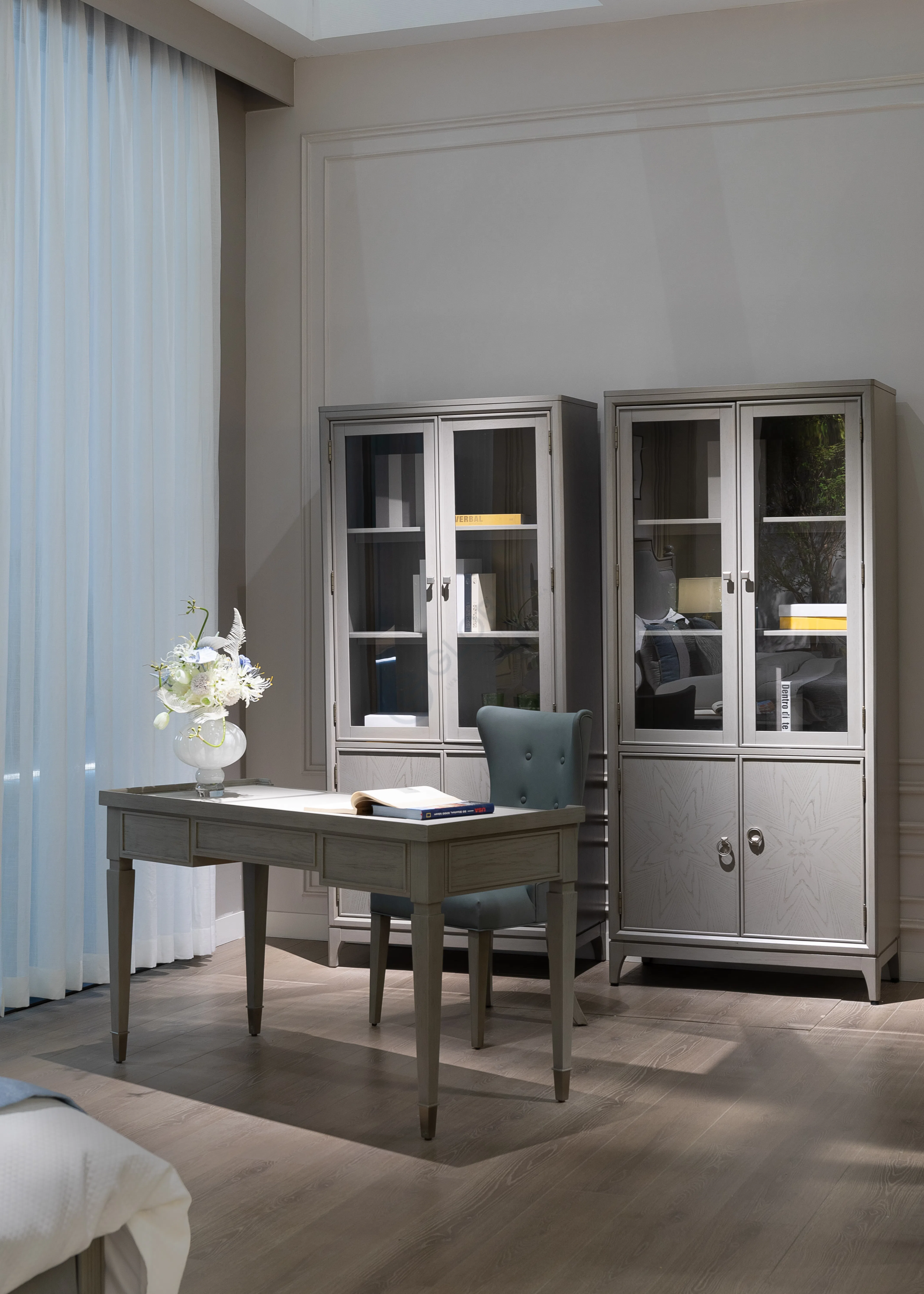 Книжный шкаф John