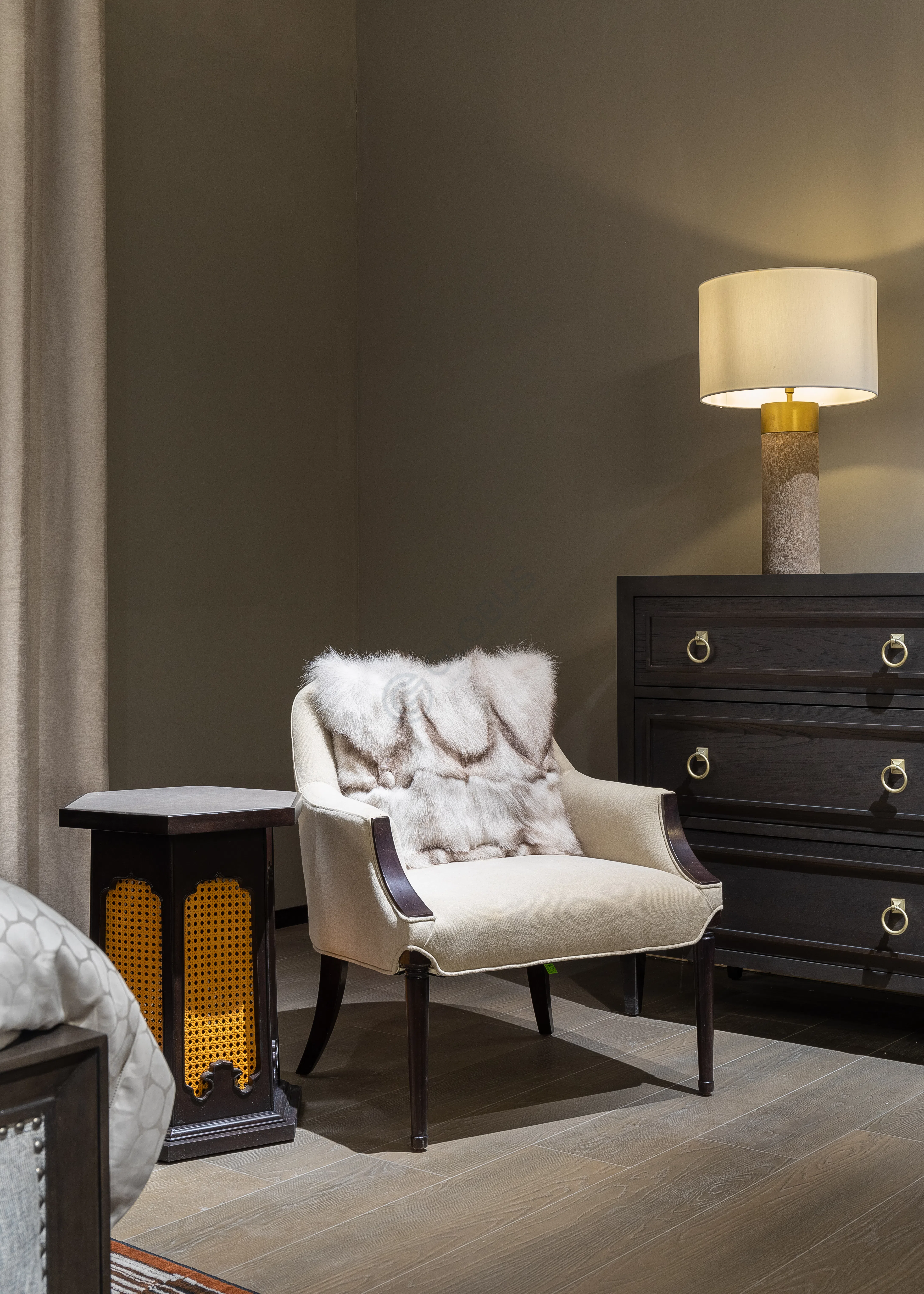 Угловой столик THEODORE ALEXANDER Catherine