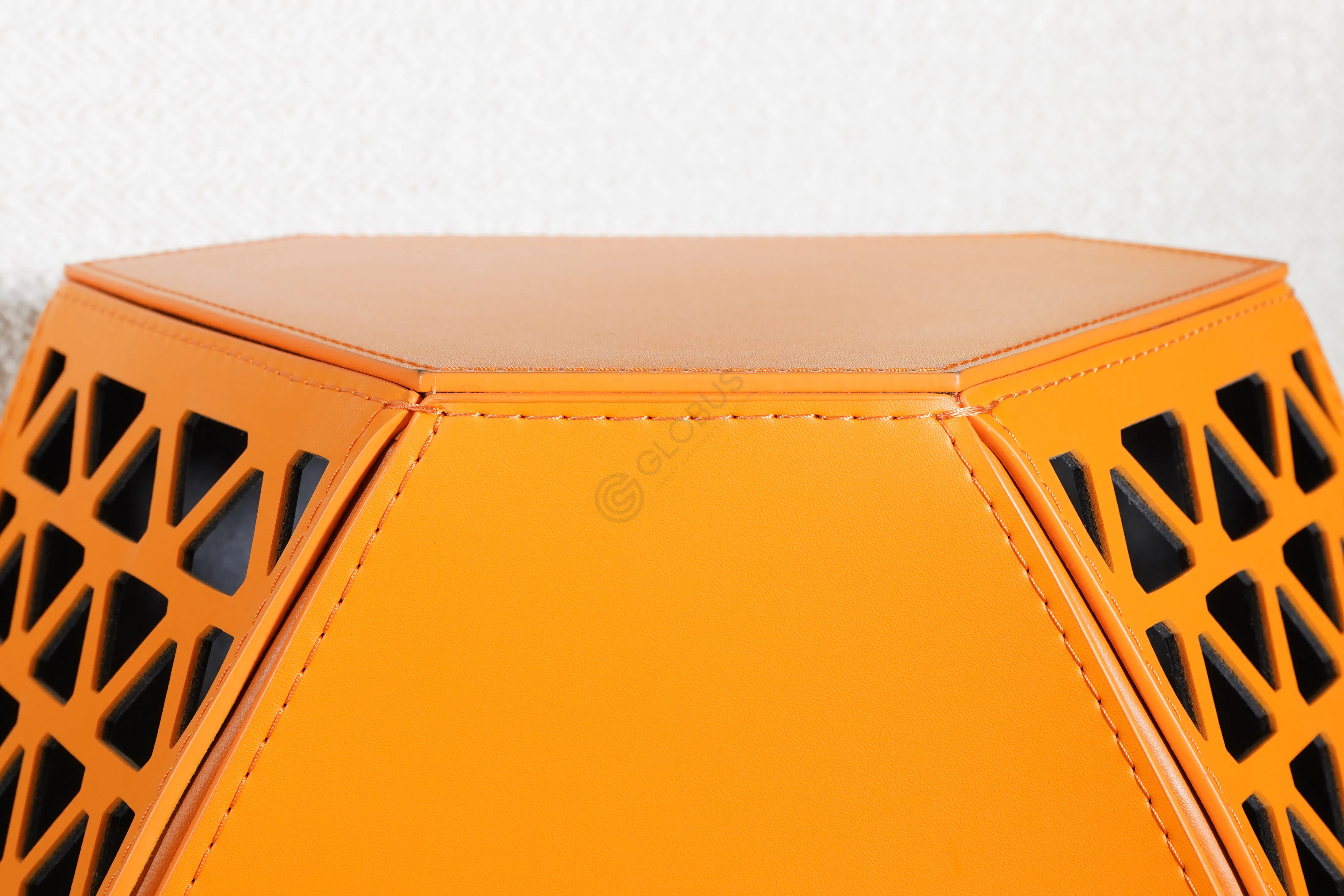 Угловой столик POLTRONA FRAU Hudson