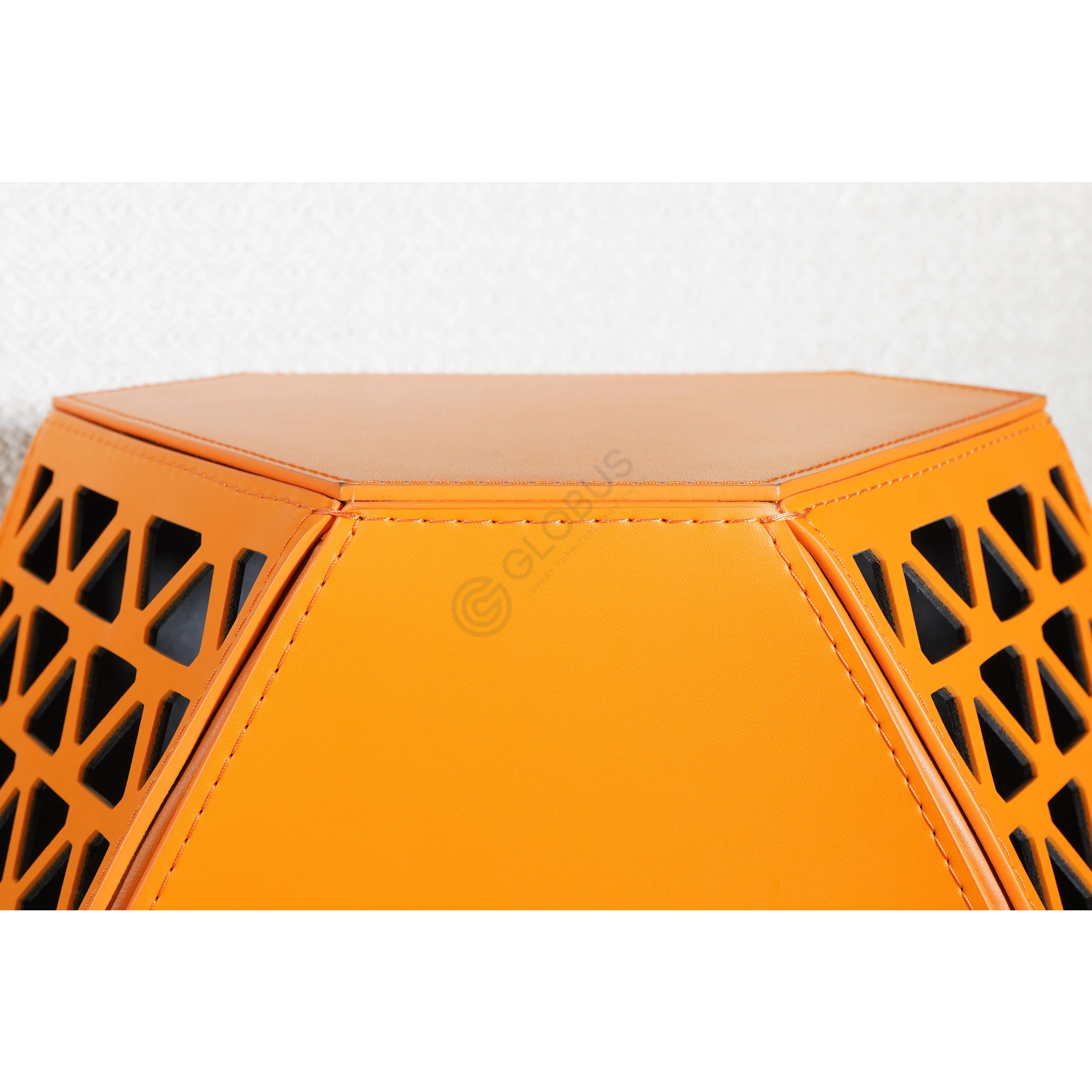 Угловой столик POLTRONA FRAU Hudson