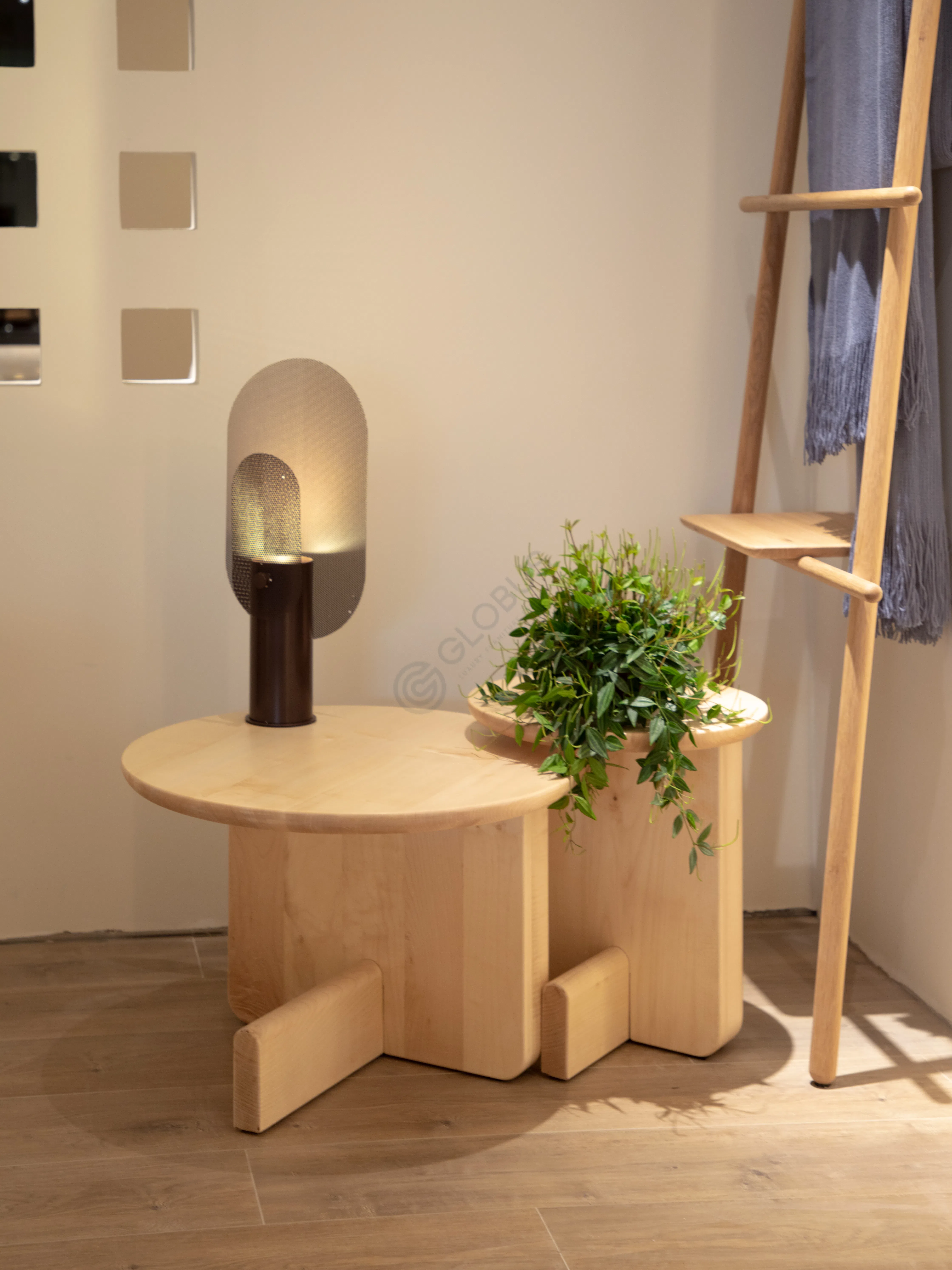 Угловой столик Creatio