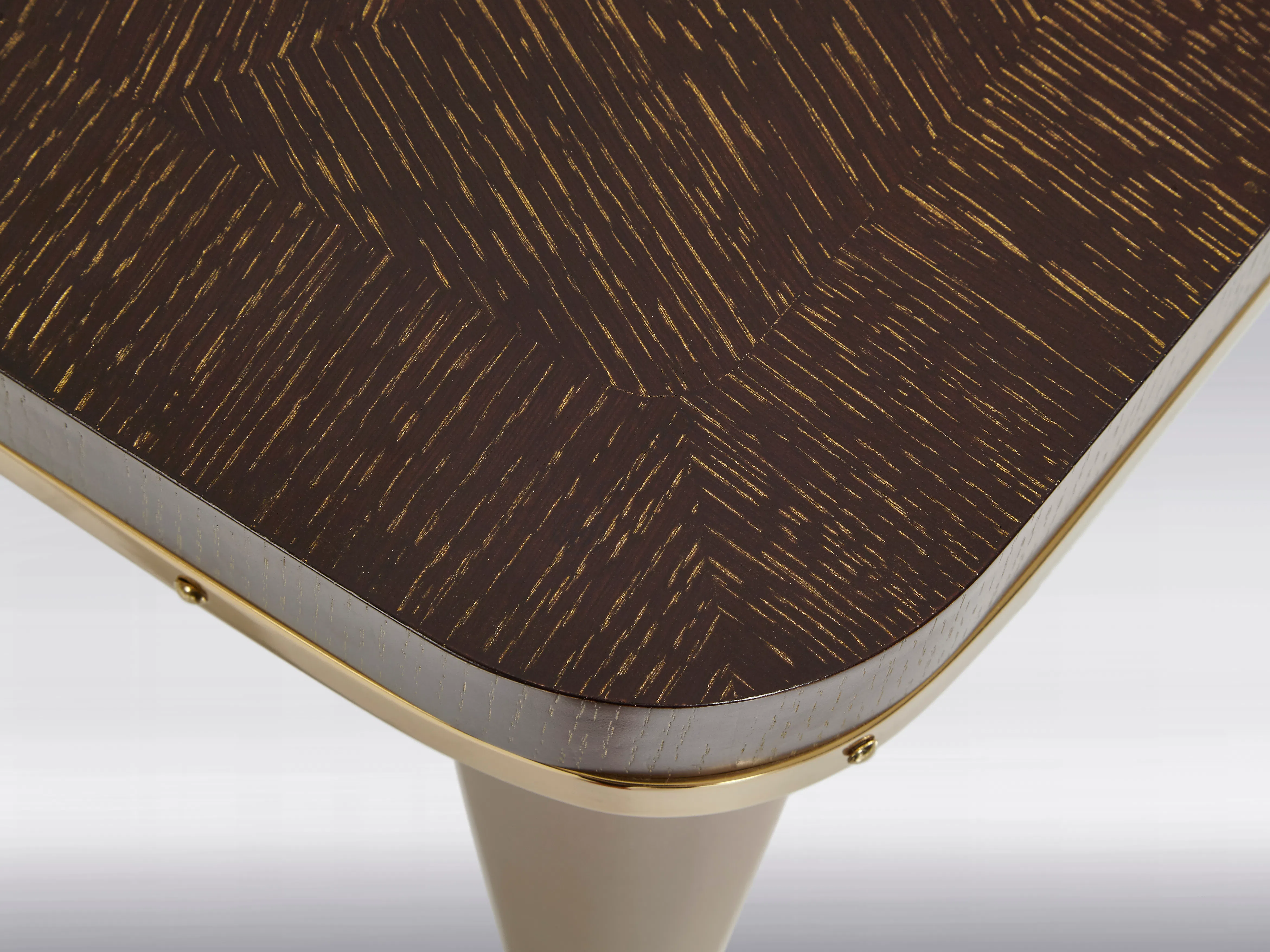 Обеденный стол Reverberate