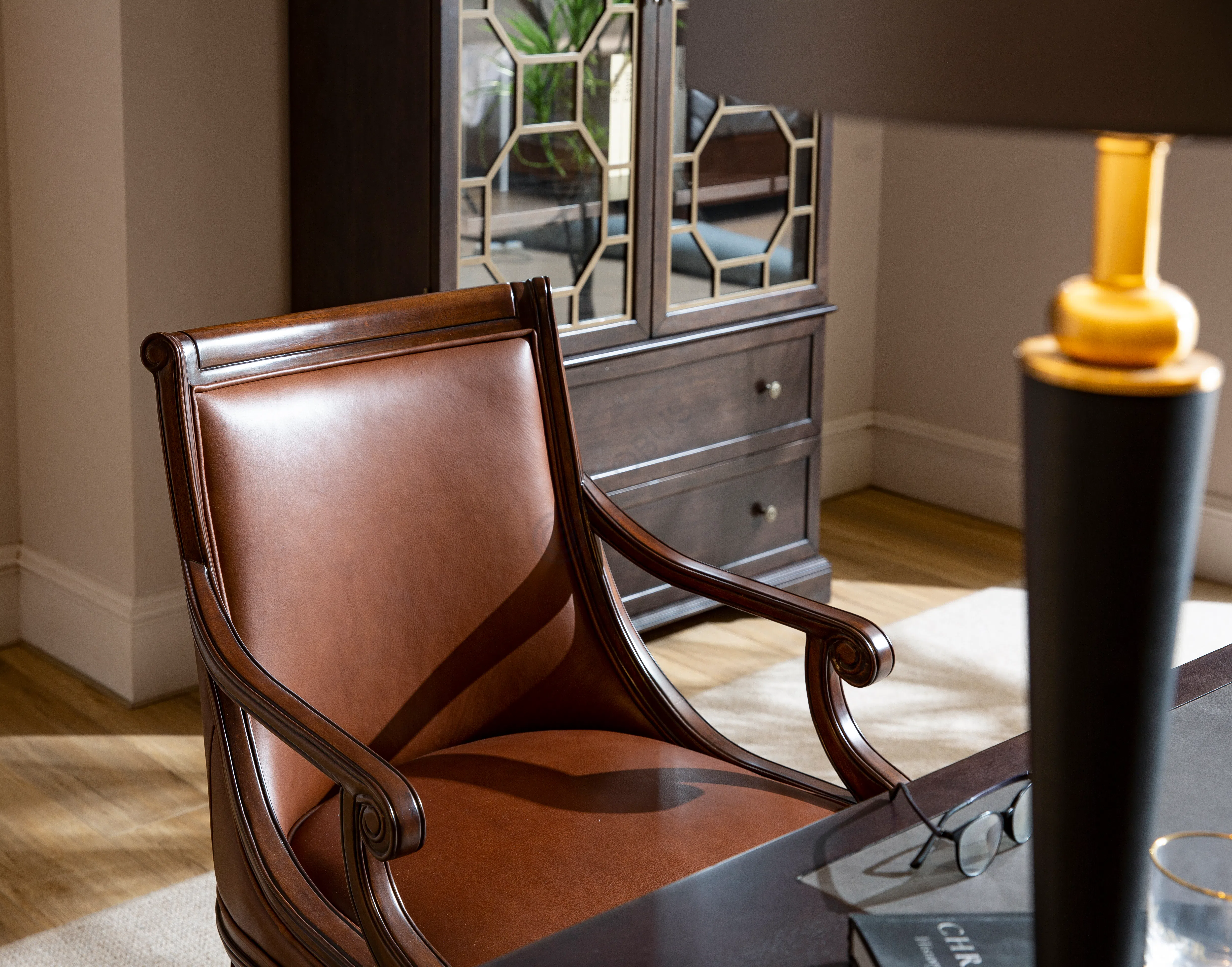 Кресло для руководителя THEODORE ALEXANDER Floris