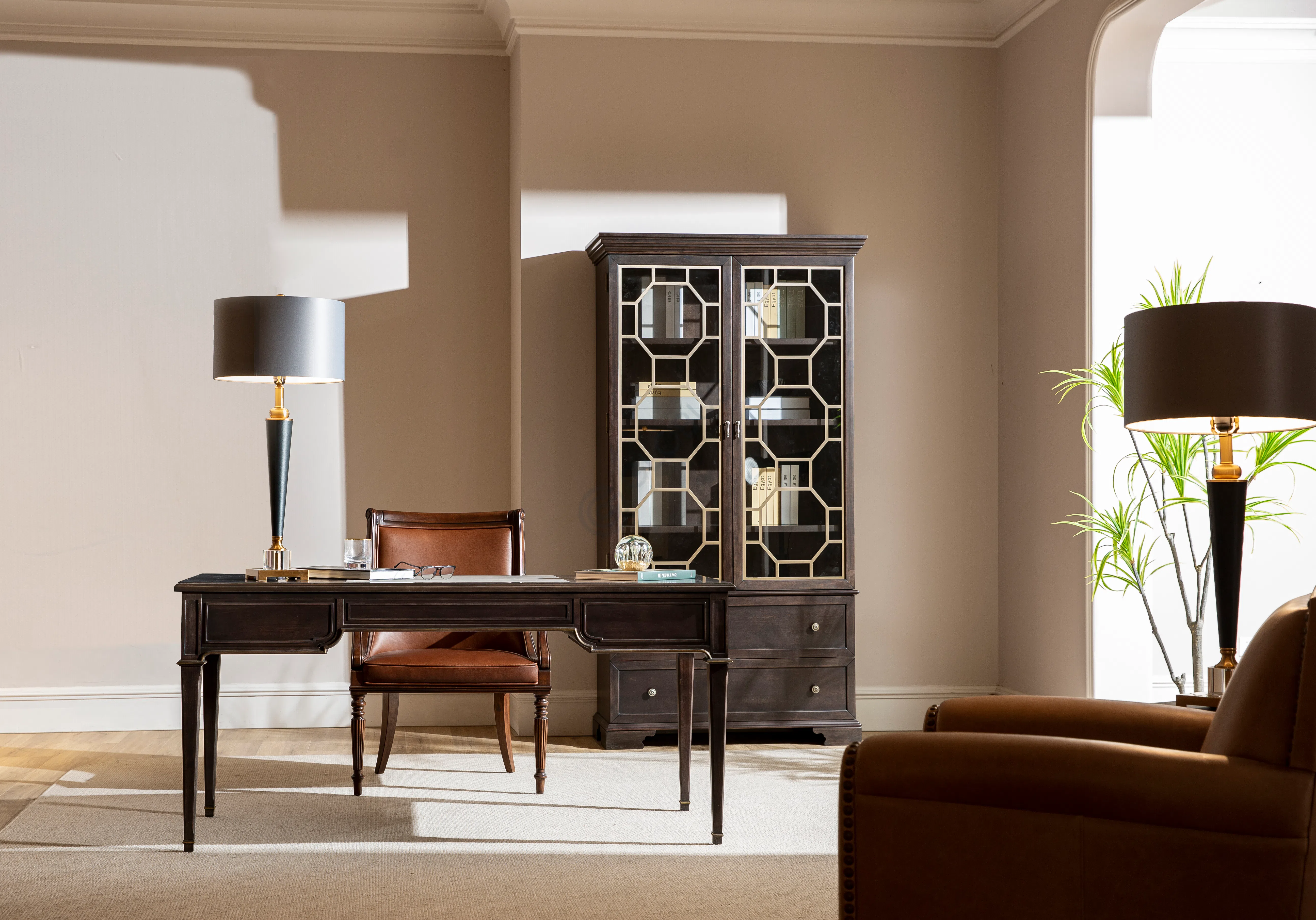 Кресло для руководителя THEODORE ALEXANDER Floris