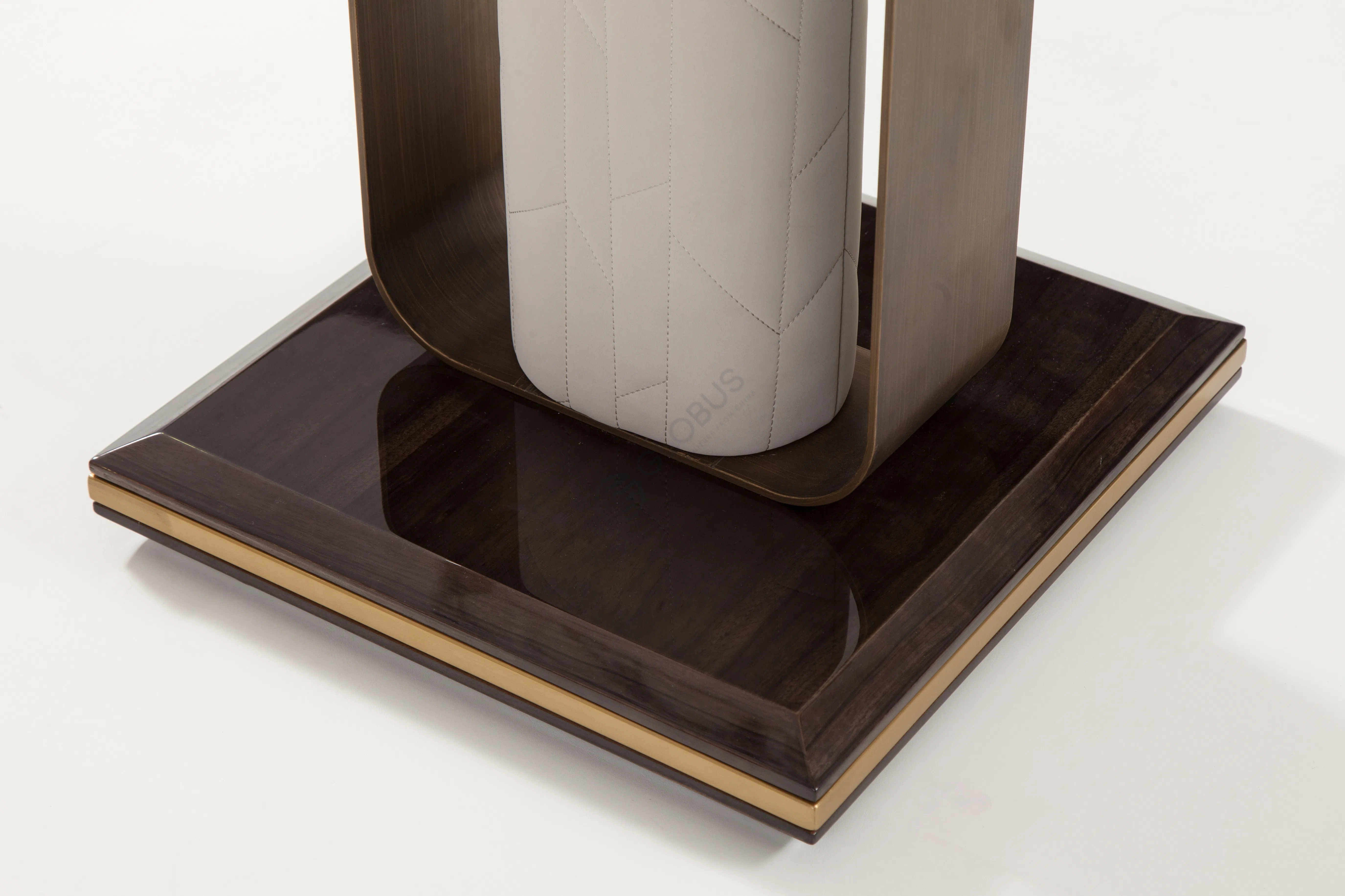 Угловой столик Guna