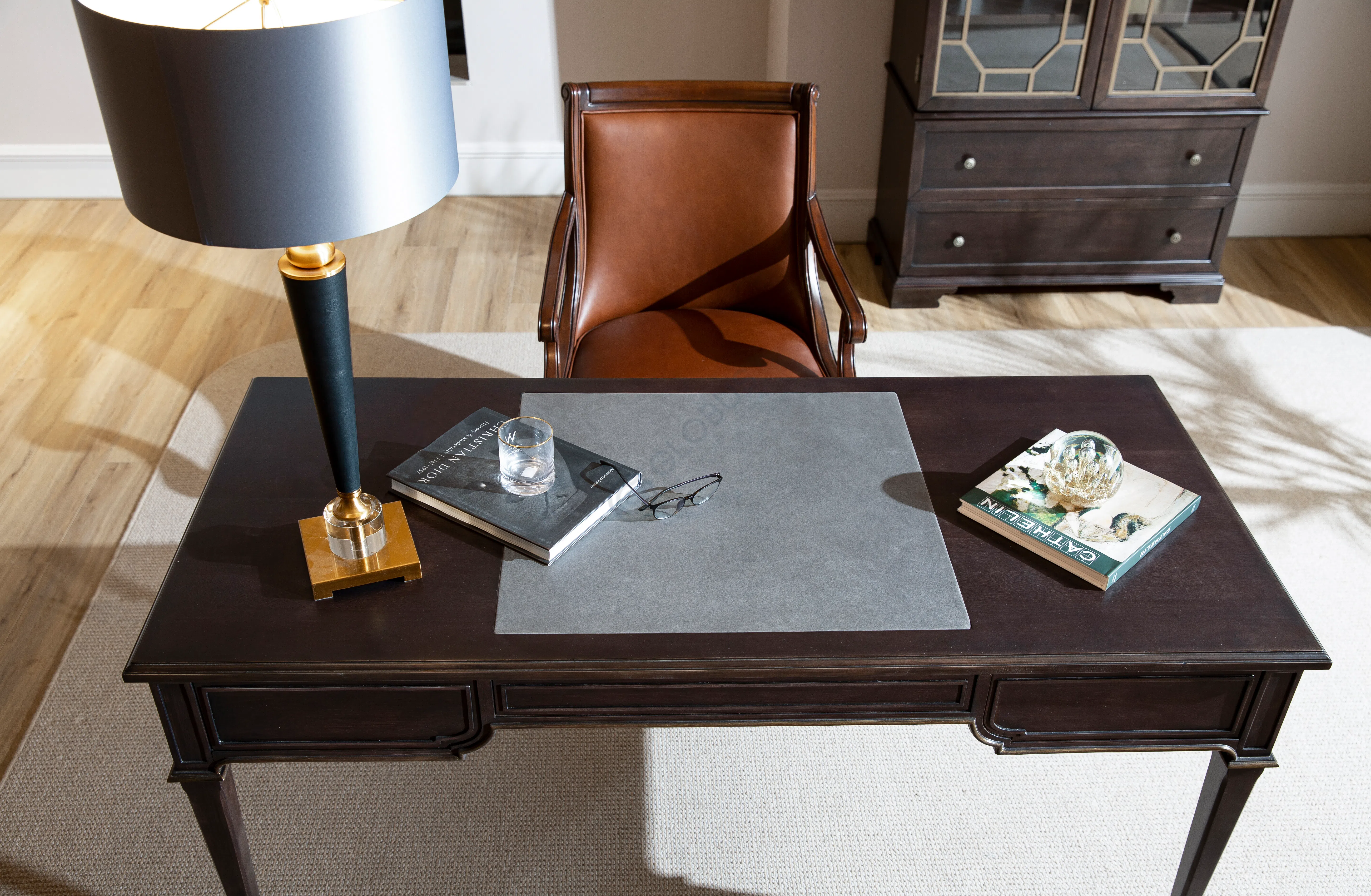 Кресло для руководителя THEODORE ALEXANDER Floris