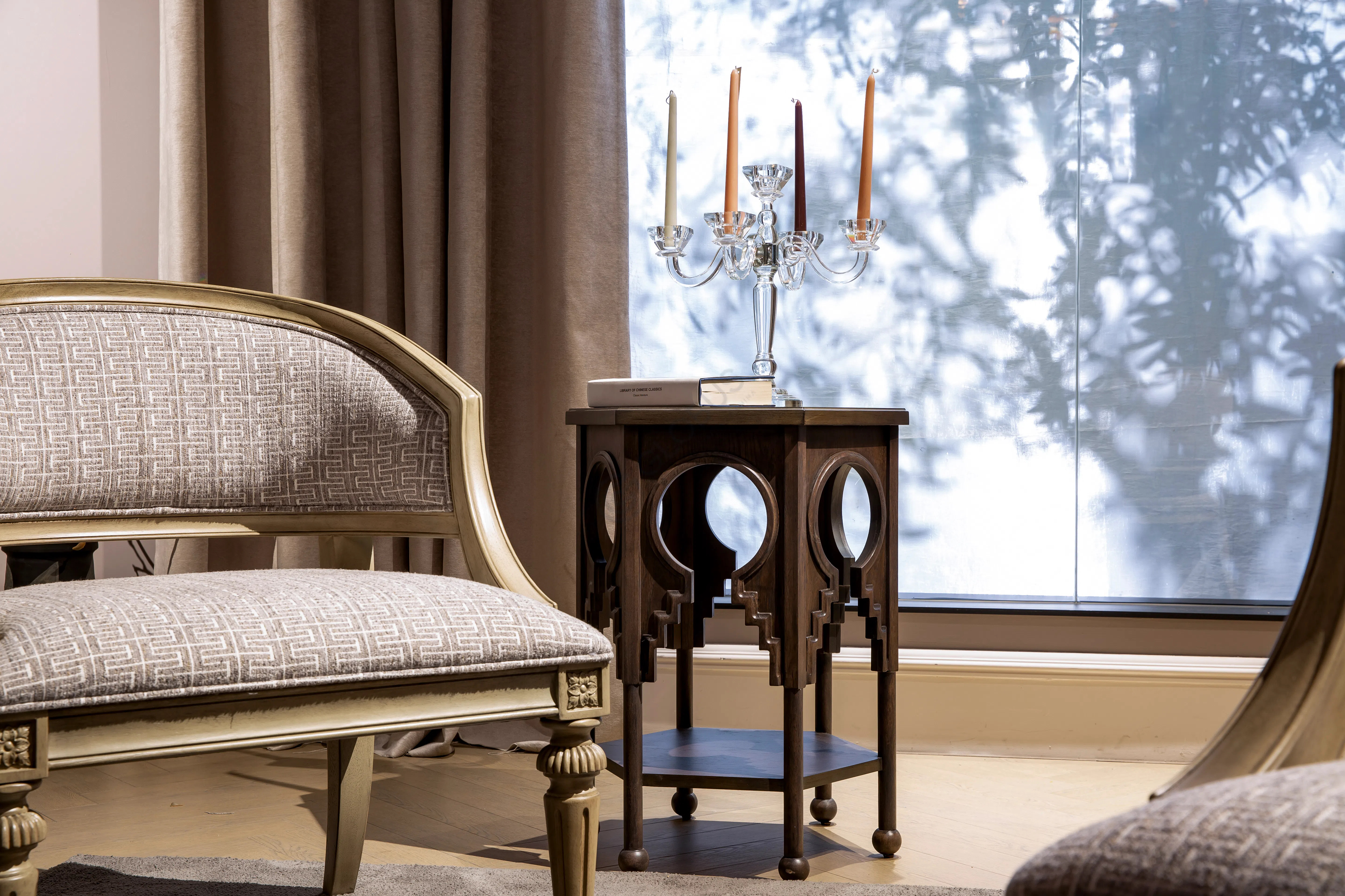 Угловой столик Ylvestus