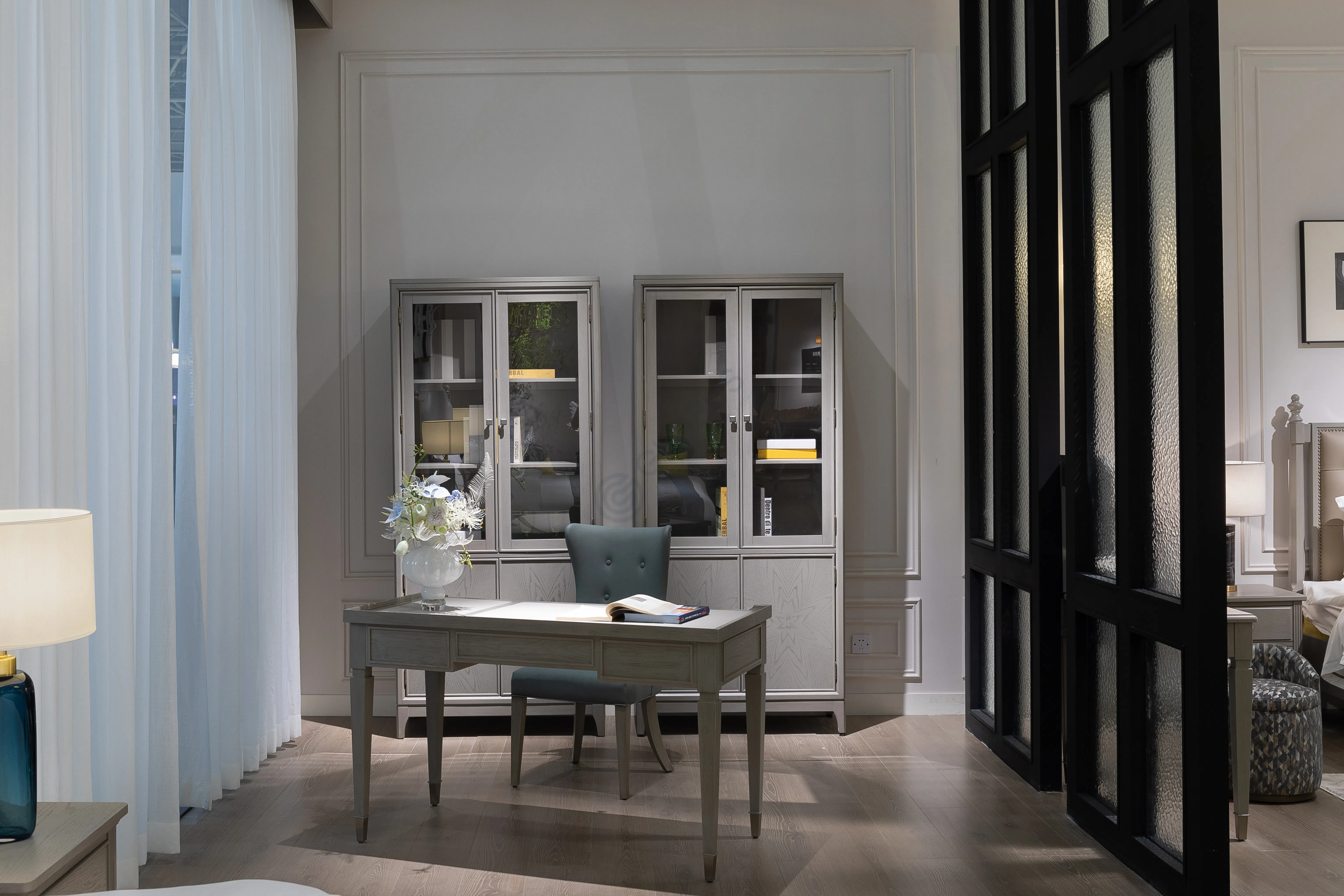 Книжный шкаф John