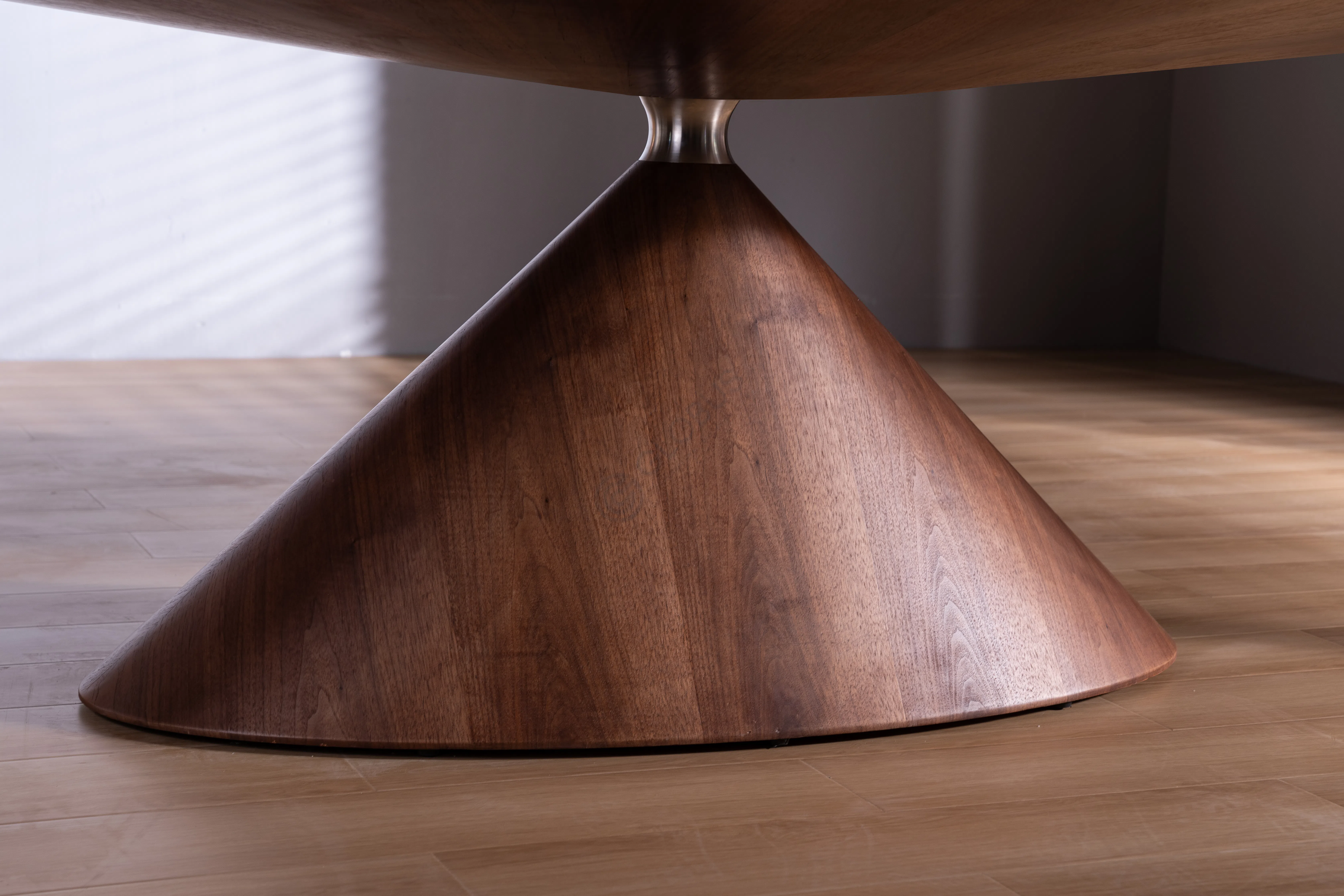 Обеденный стол Favonius