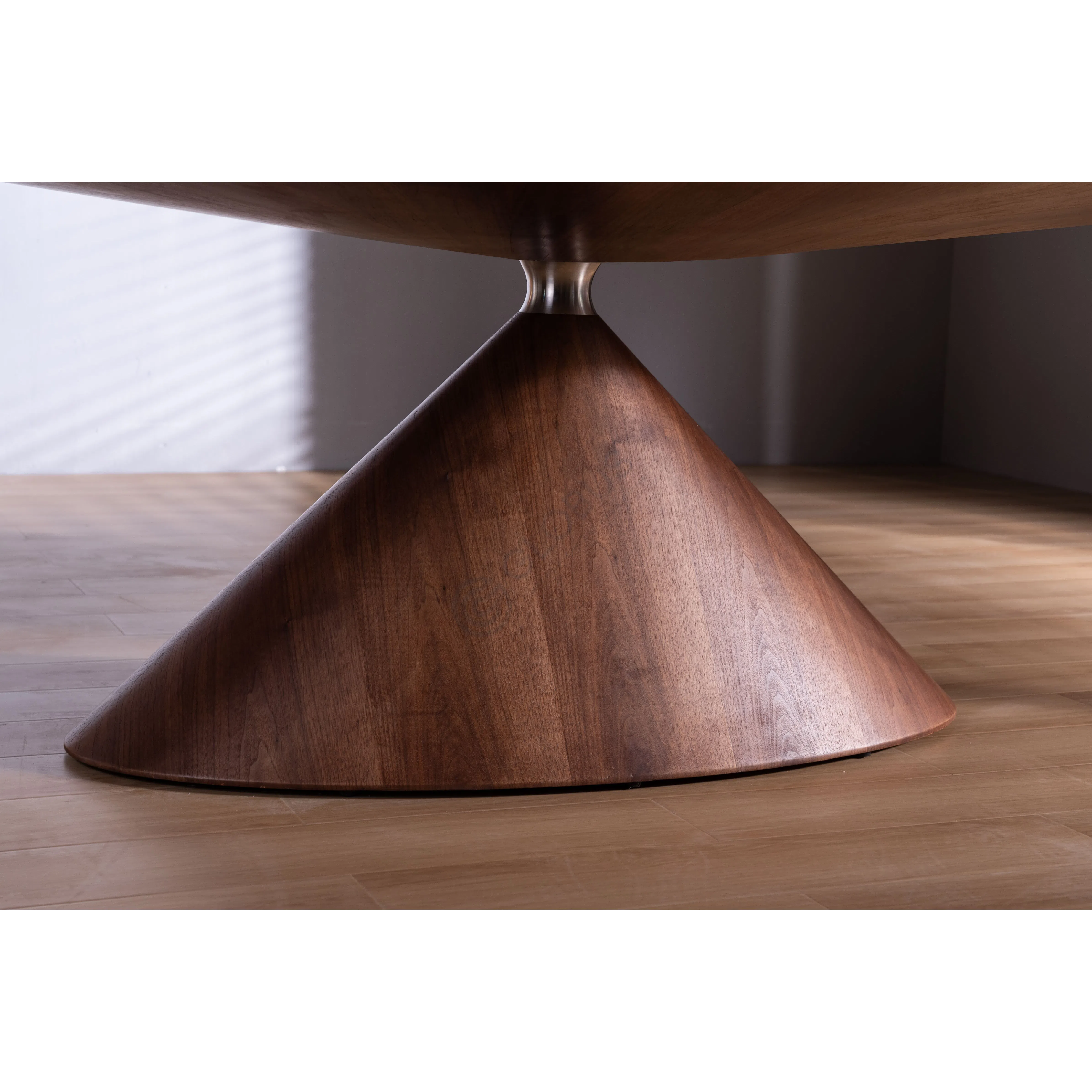 Обеденный стол Favonius