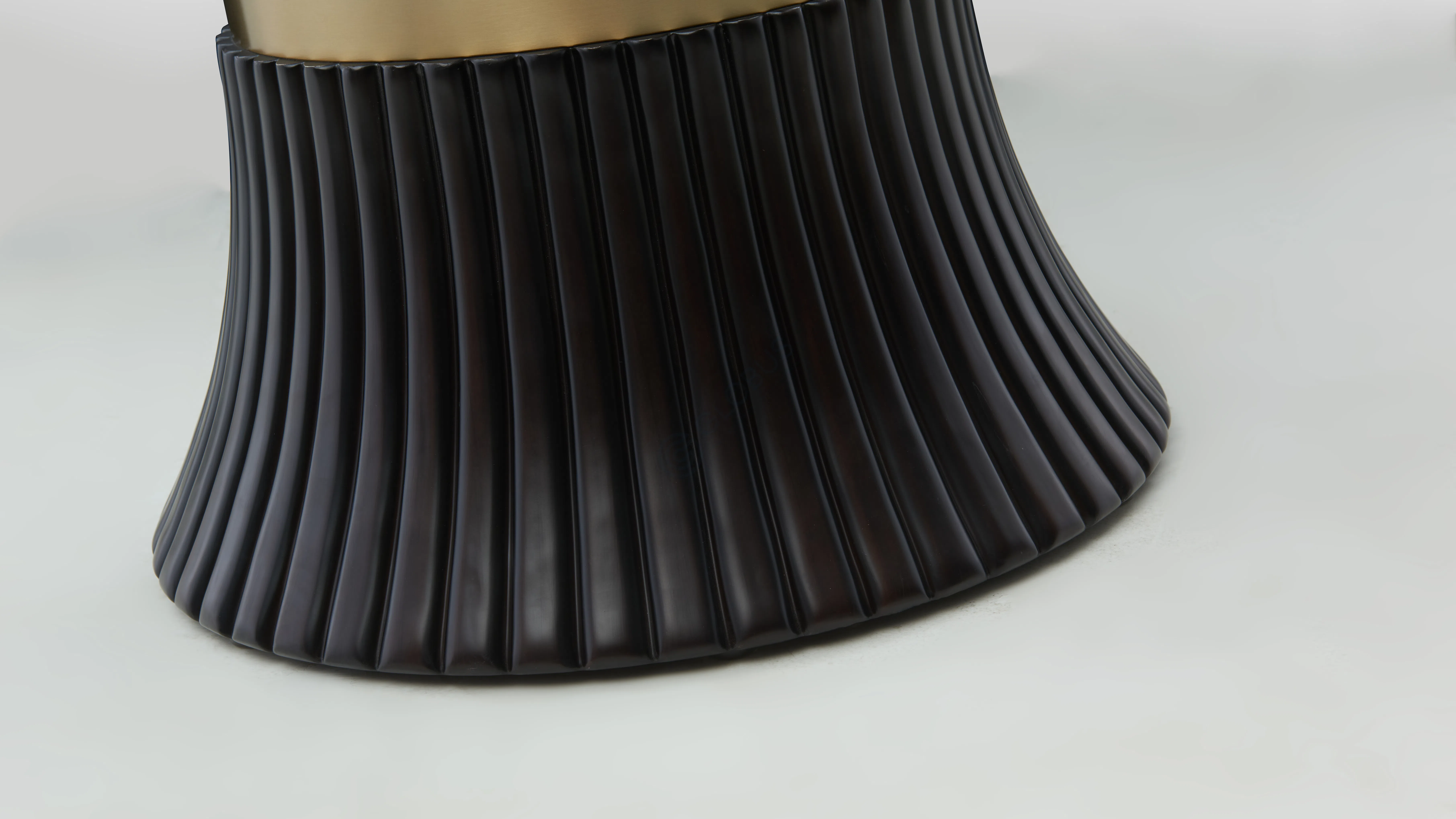 Угловой столик Bulgaro