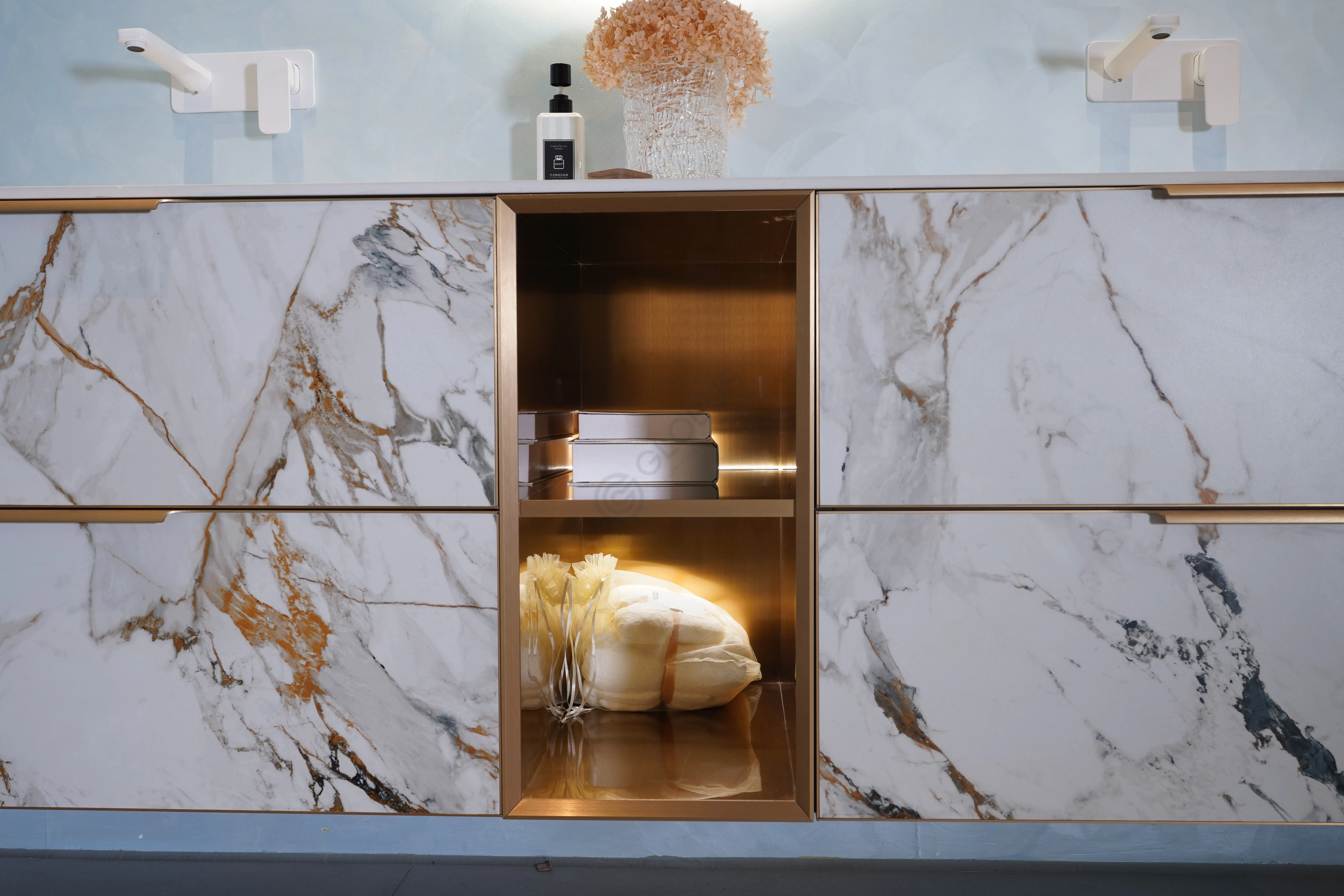 Ванный шкаф Kyrese