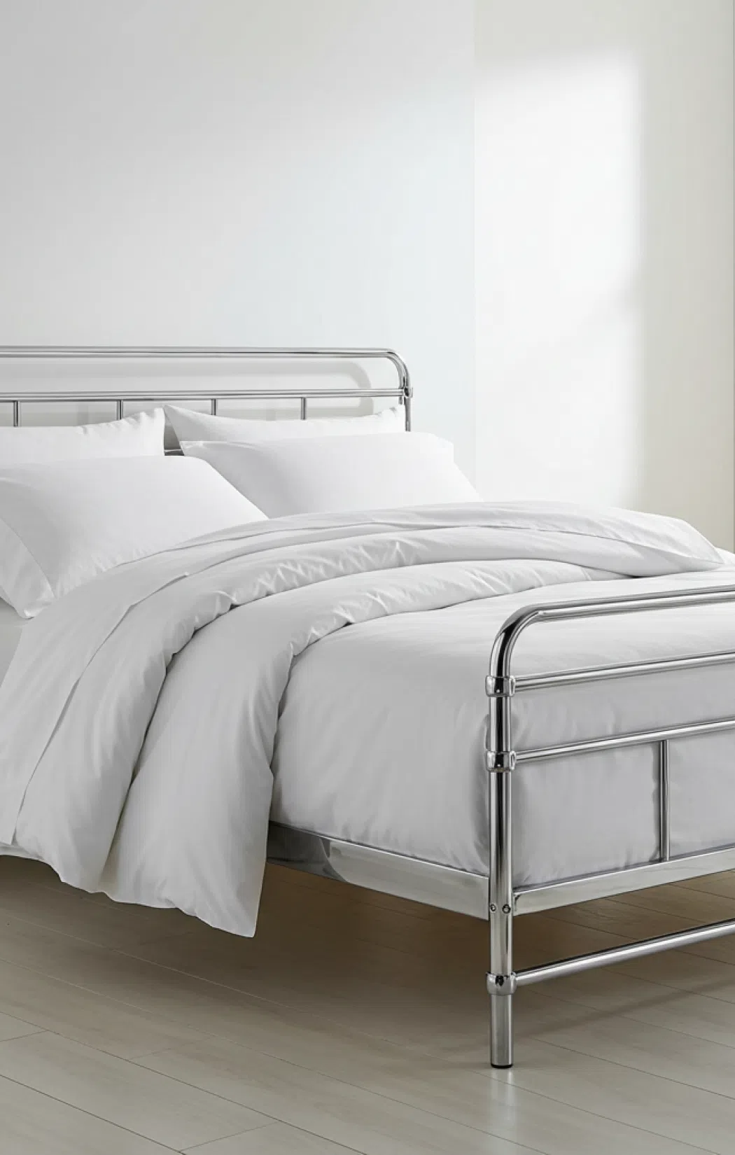 Минималистичная спальня с металлической кроватью серебристого цвета.