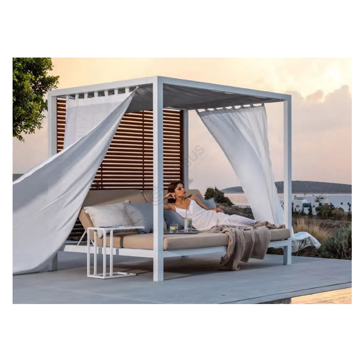 Уличный диван Vibricius